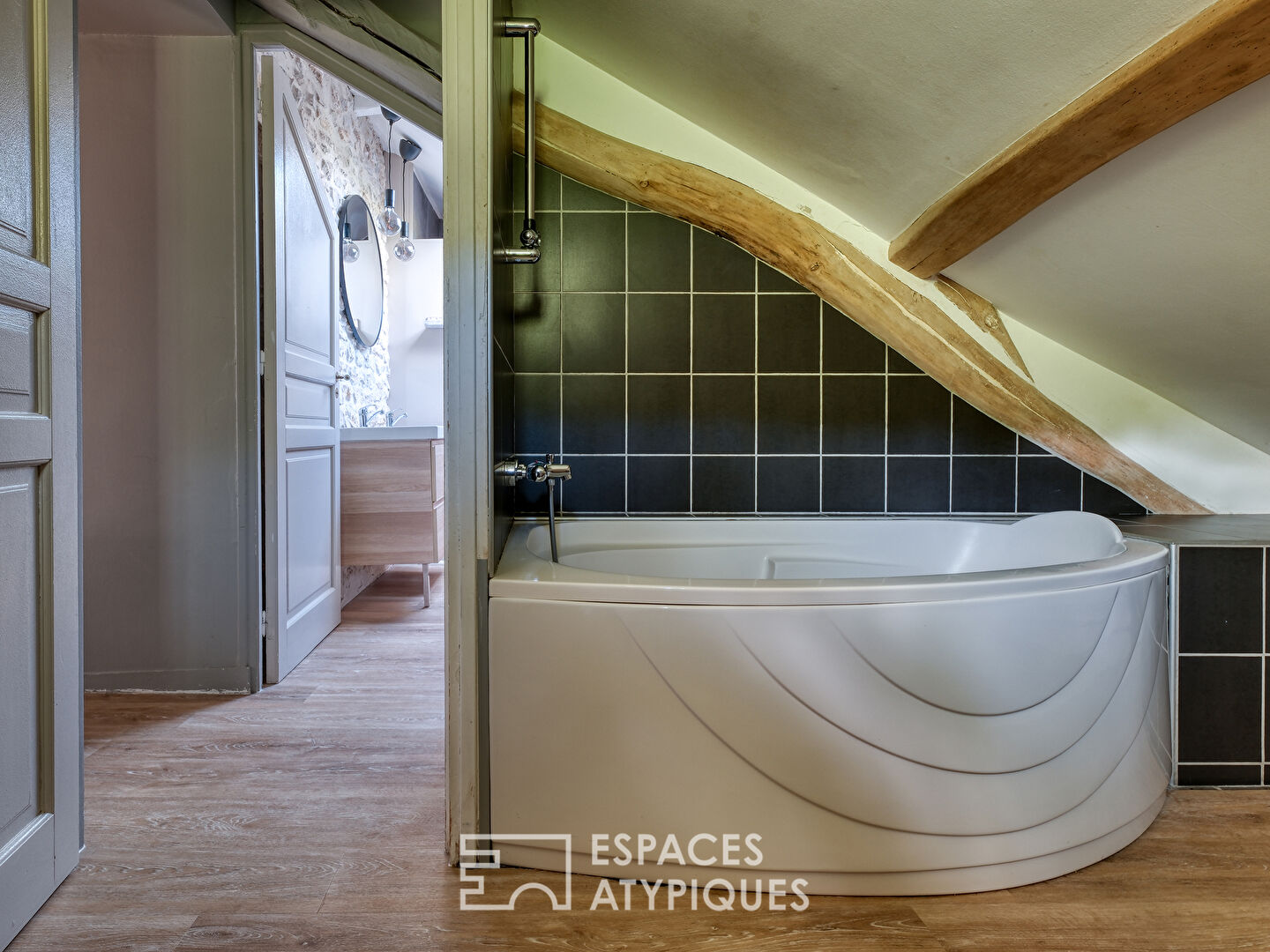 La maison authentique, sa grange et son logement indépendant.