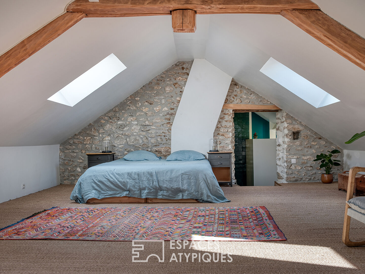 La maison authentique, sa grange et son logement indépendant.