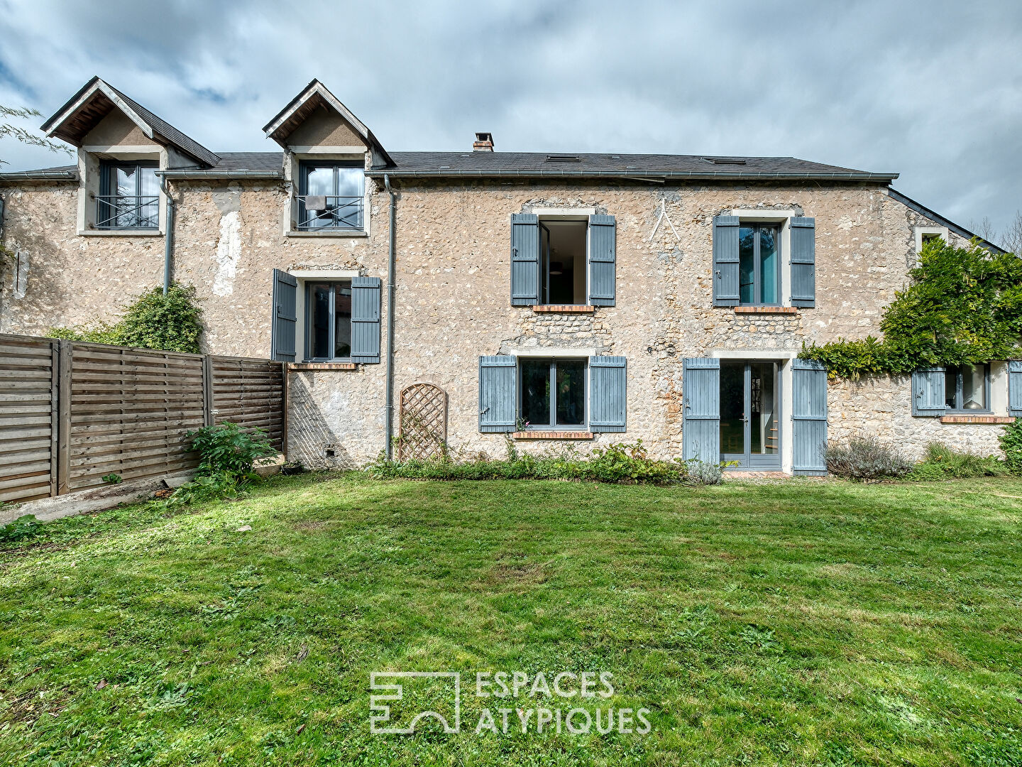La maison authentique, sa grange et son logement indépendant.