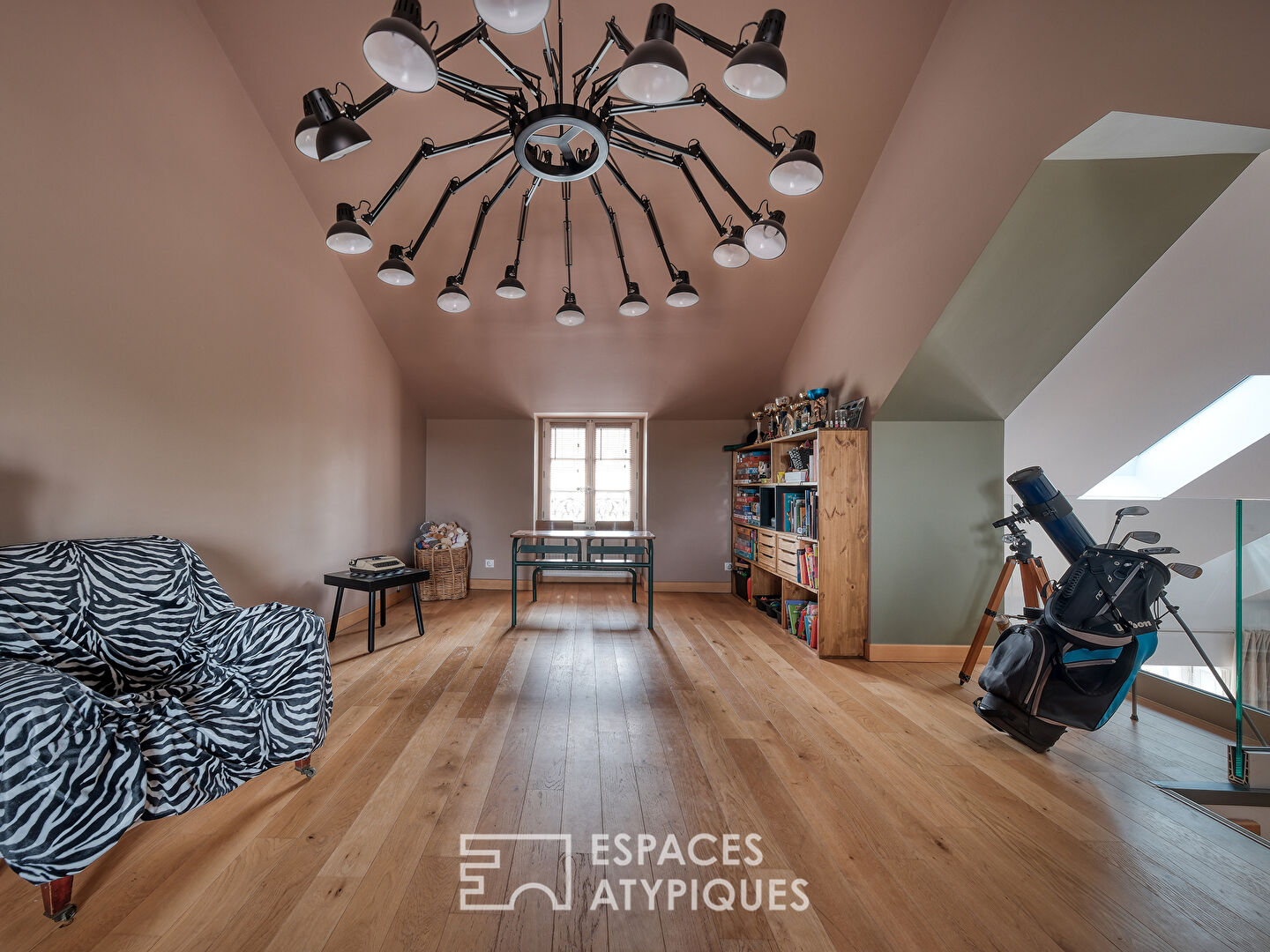 Immeuble de Caractère au Coeur de Mennecy. Studio, T2 et magnifique duplex.