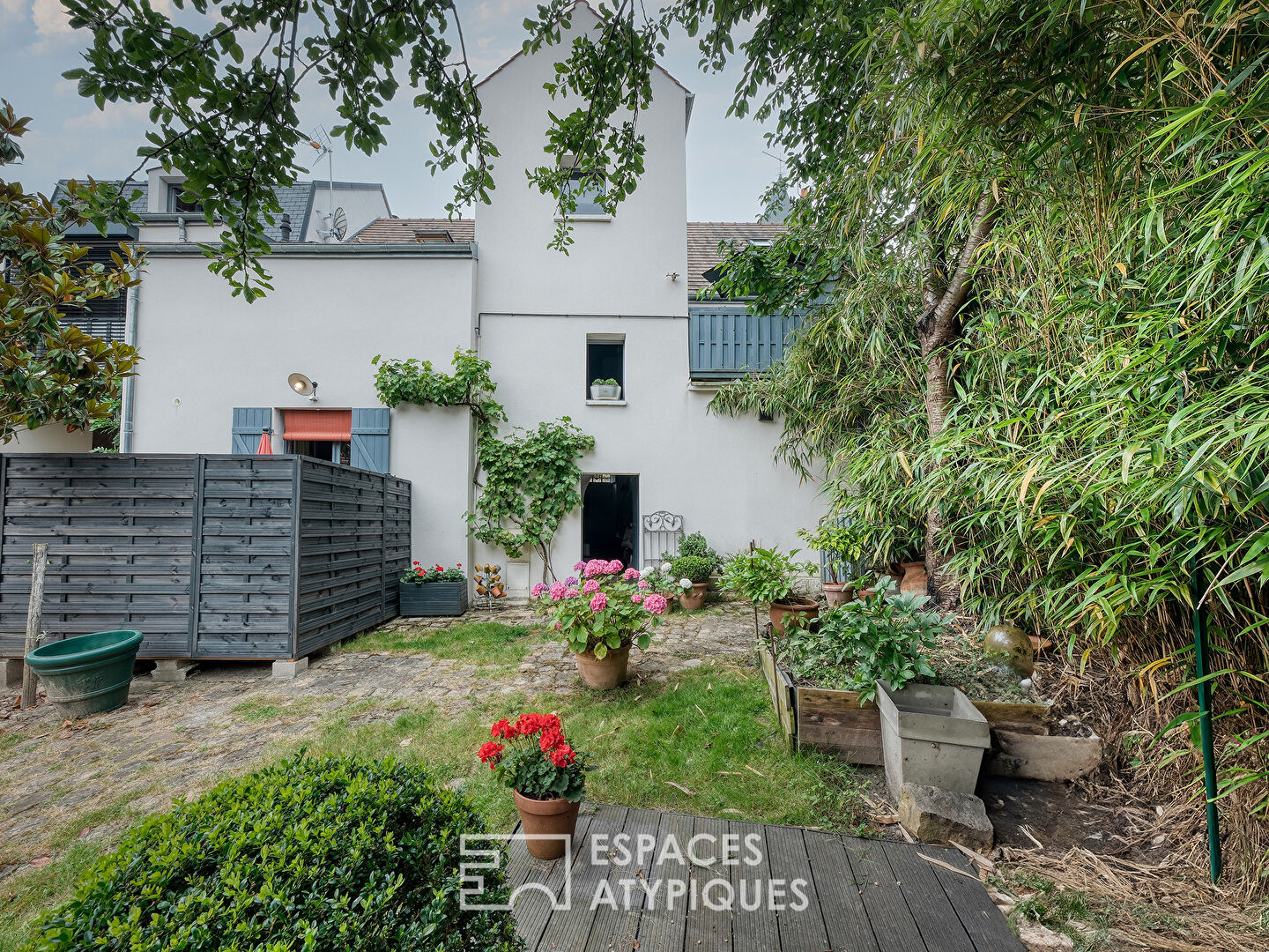 Immeuble de Caractère au Coeur de Mennecy. Studio, T2 et magnifique duplex.