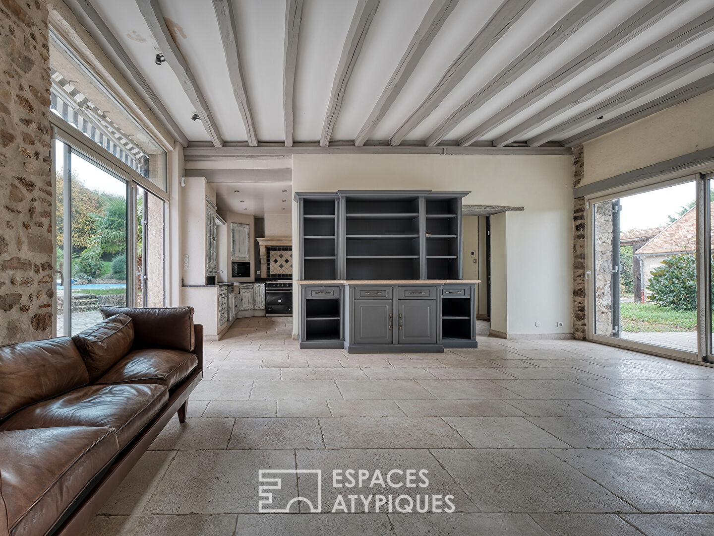 Longère de charme avec une piscine et une maison d’amis