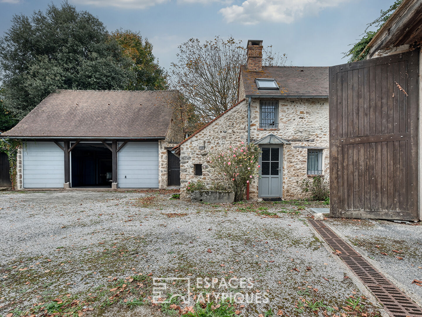 Longère de charme avec une piscine et une maison d’amis
