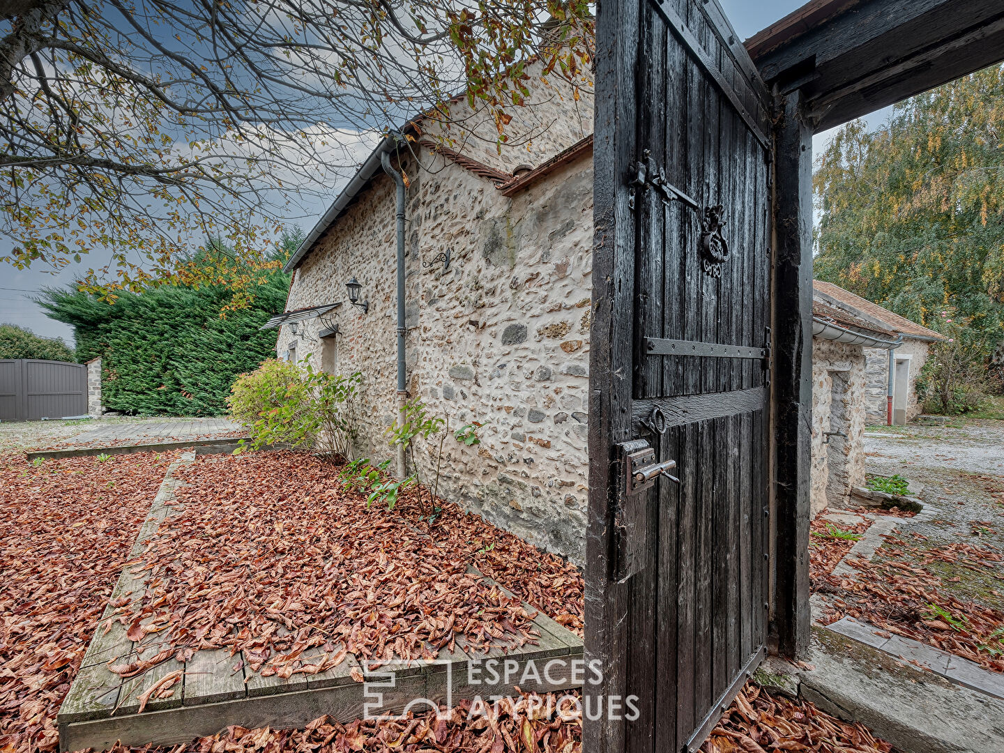 Longère de charme avec une piscine et une maison d’amis