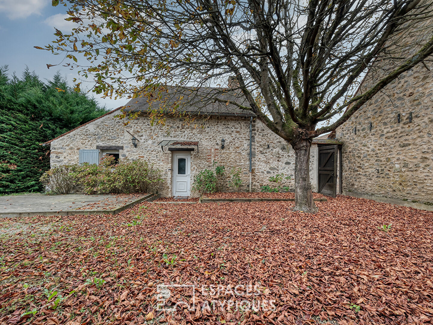 Longère de charme avec une piscine et une maison d’amis