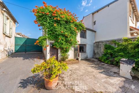La maison avec sa dépendance et ses écuries