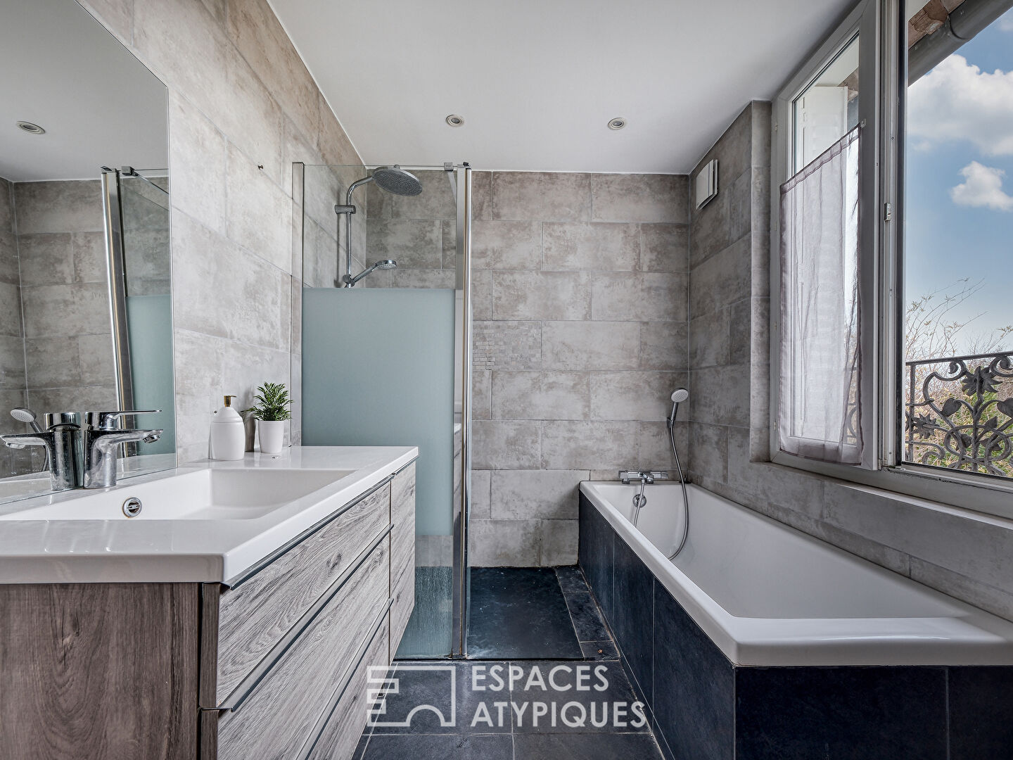 Maison meulière avec jardin dans le centre de Brunoy