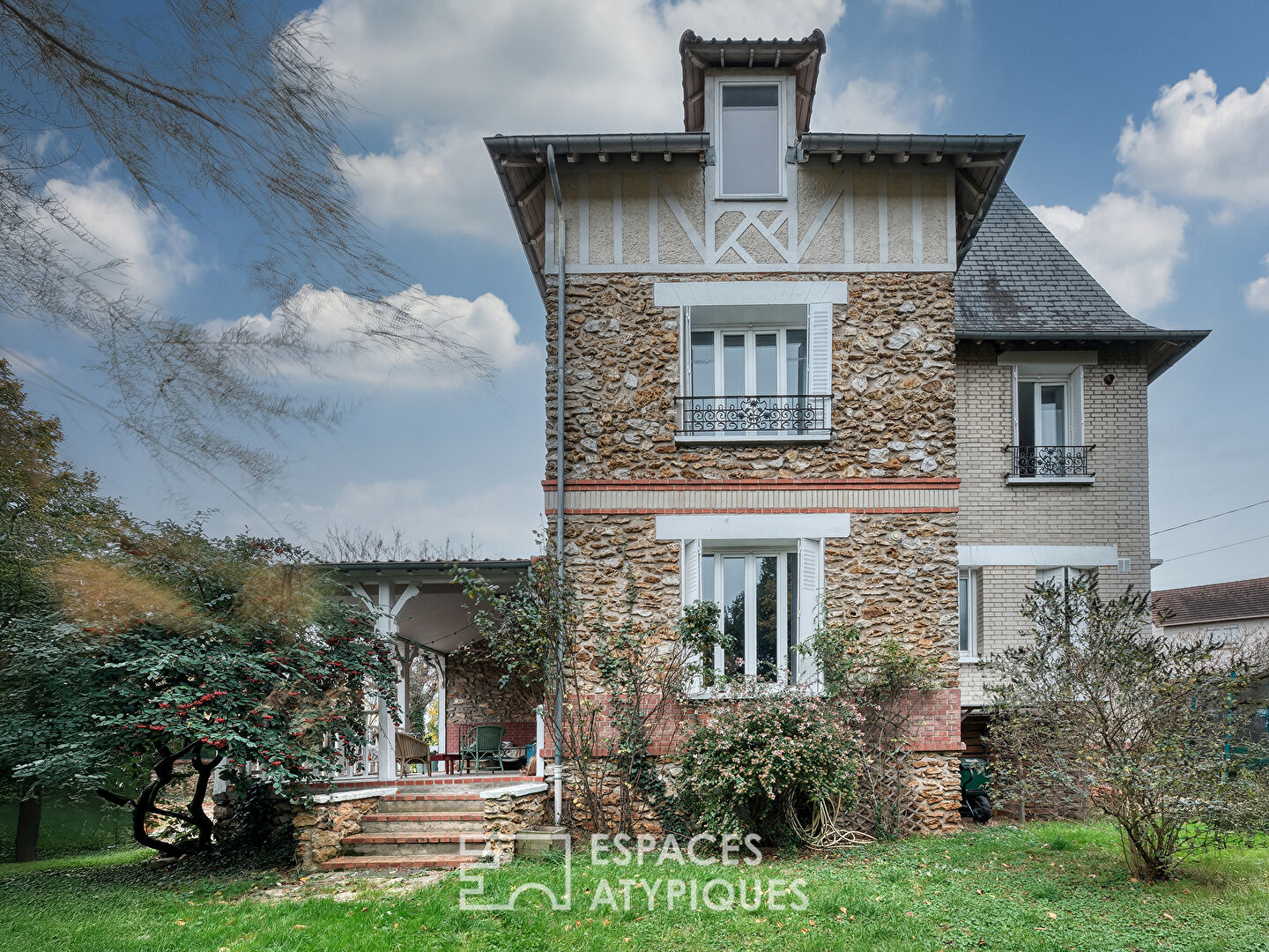 Maison meulière avec jardin dans le centre de Brunoy
