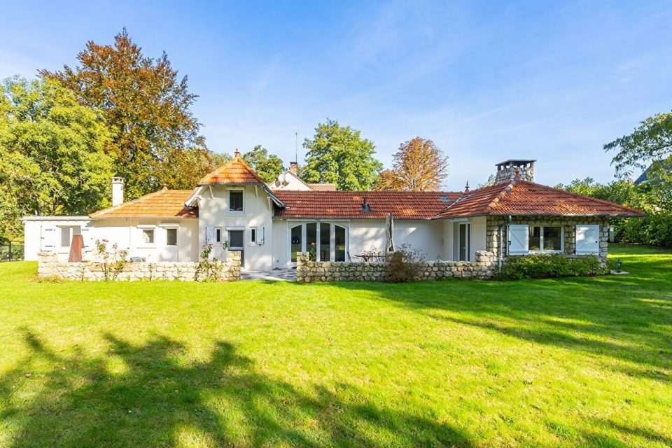Maison de charme avec jardin bucolique à proximité de la gare.