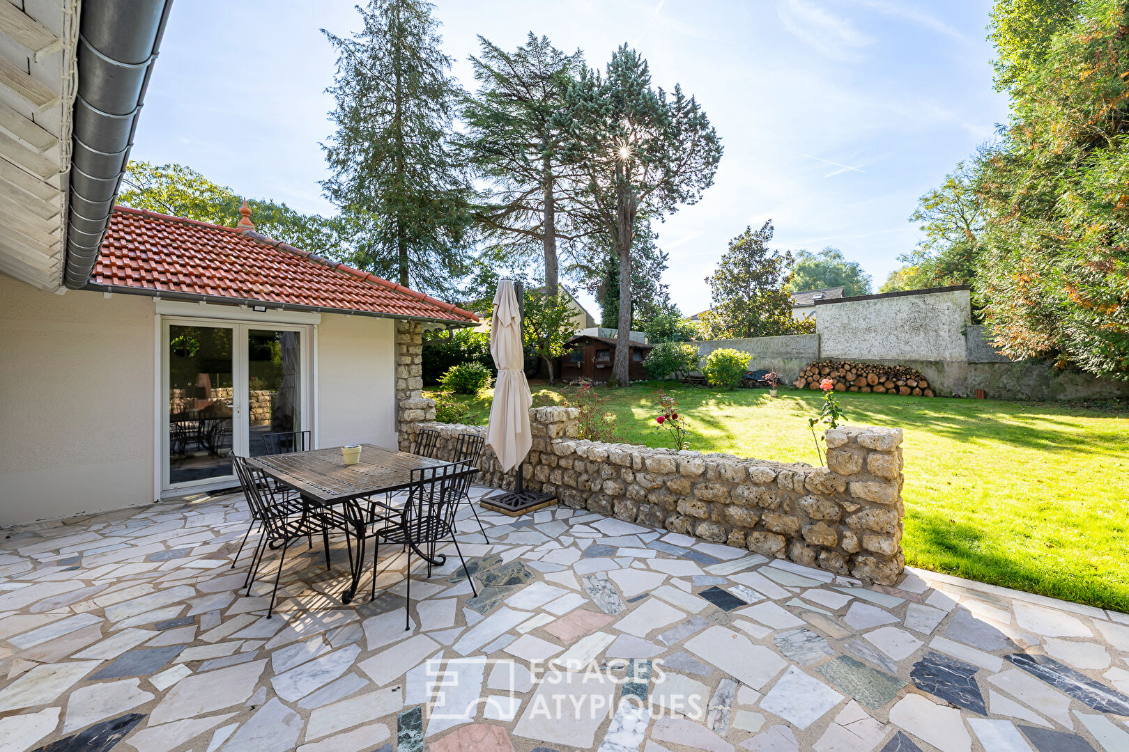 Maison de charme avec jardin bucolique à proximité de la gare.