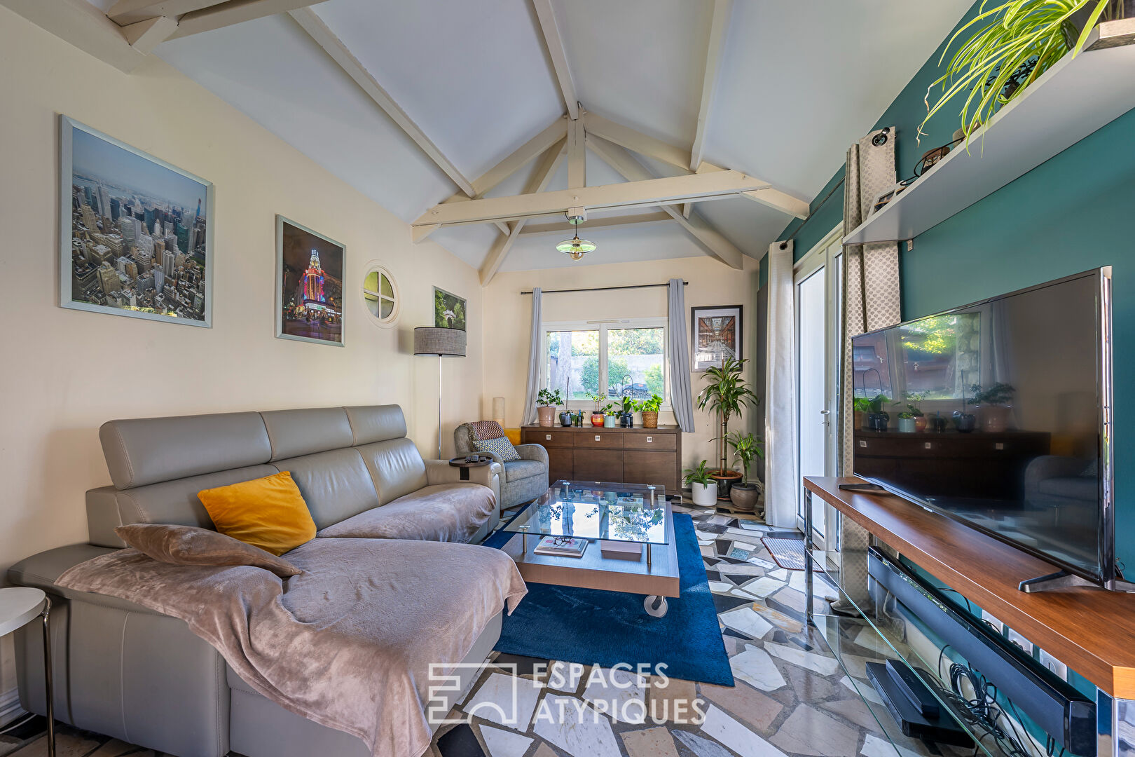 Maison de charme avec jardin bucolique à proximité de la gare.
