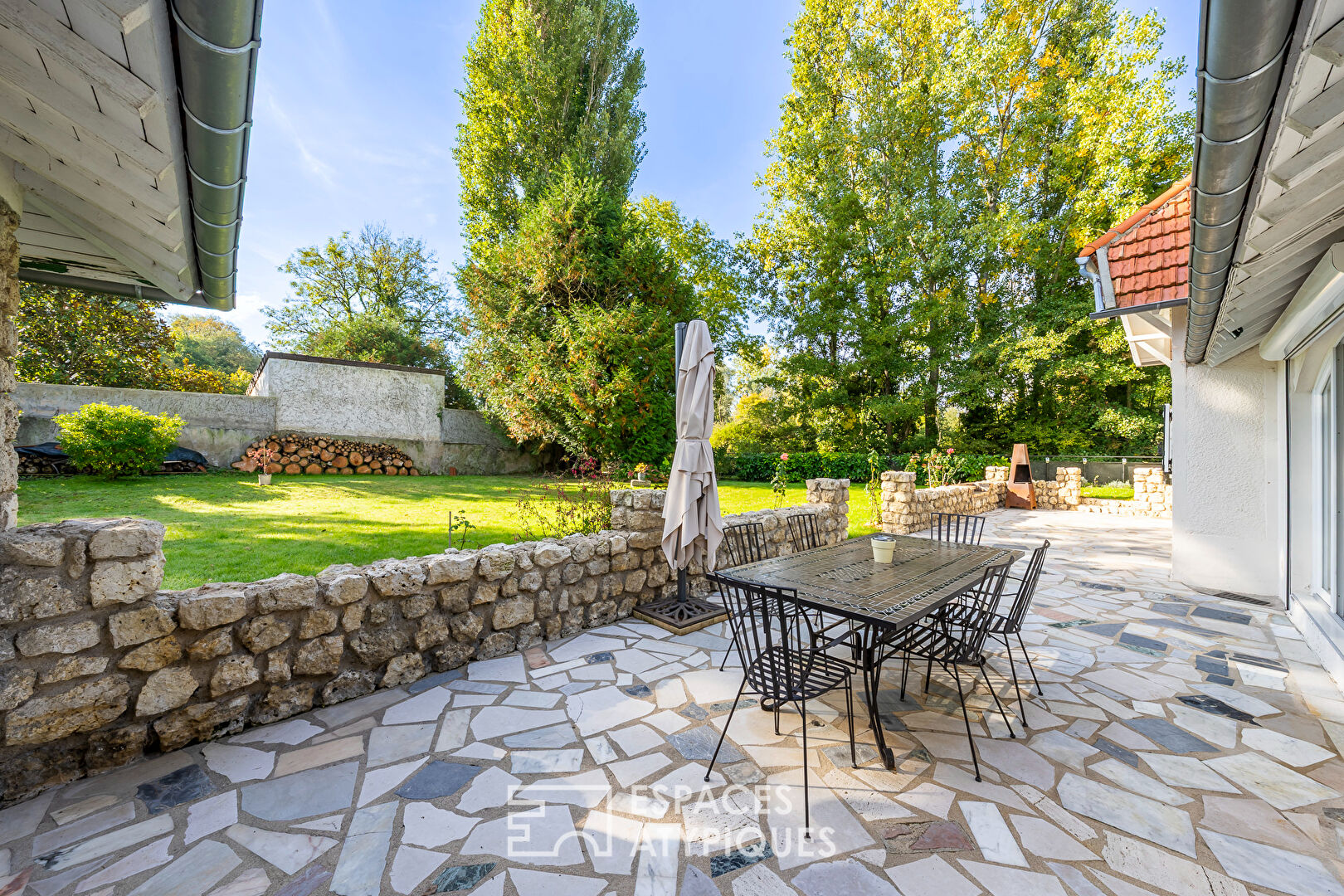 Maison de charme avec jardin bucolique à proximité de la gare.
