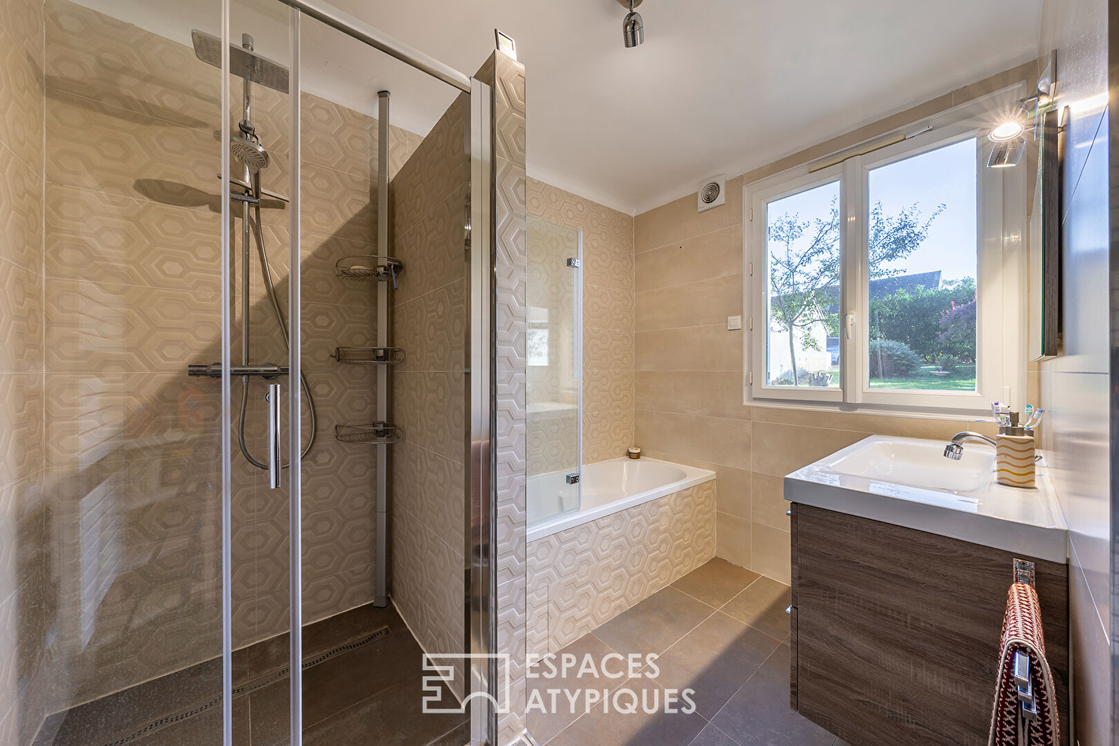 Maison de charme avec jardin bucolique à proximité de la gare.