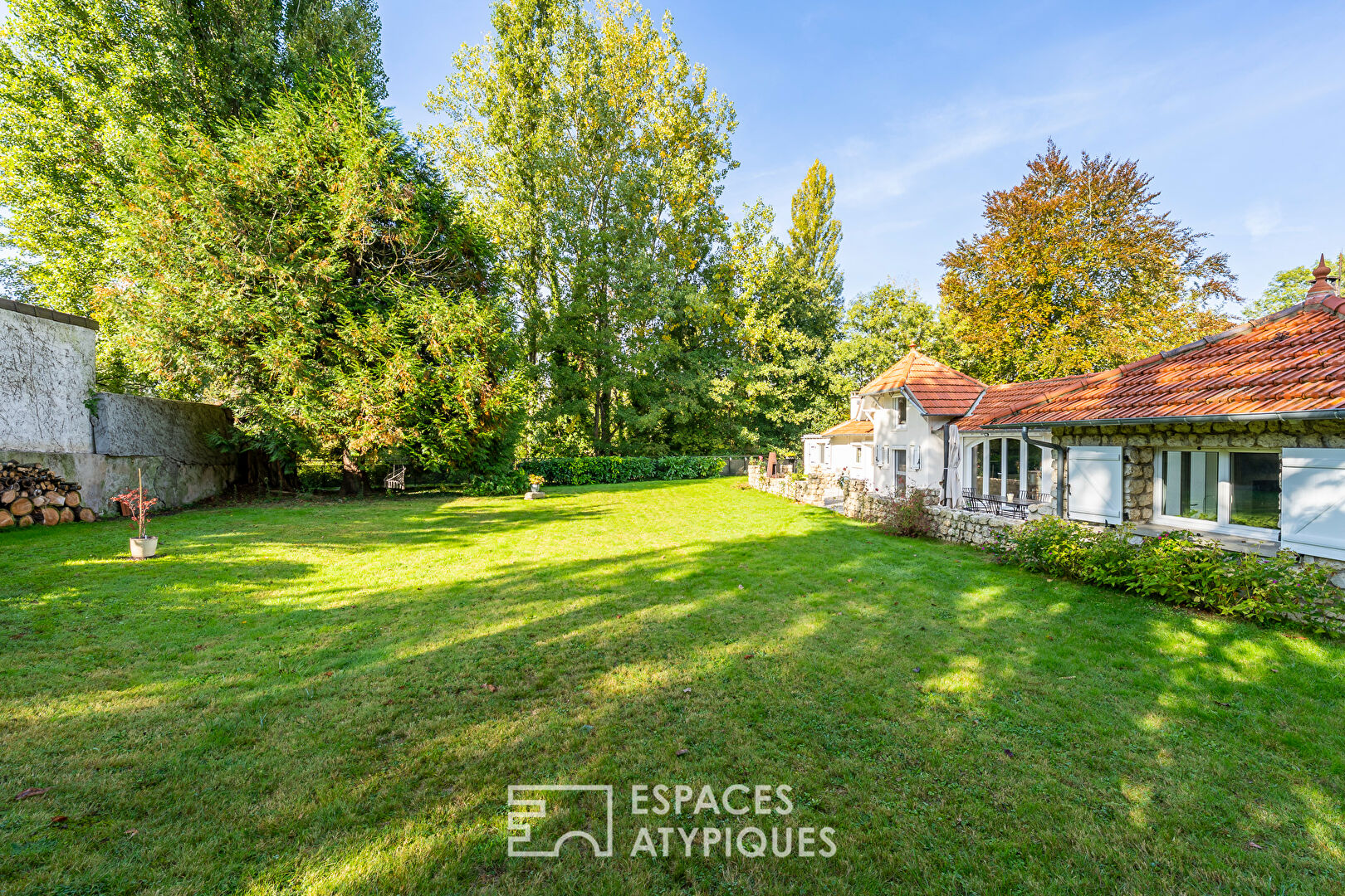 Maison de charme avec jardin bucolique à proximité de la gare.