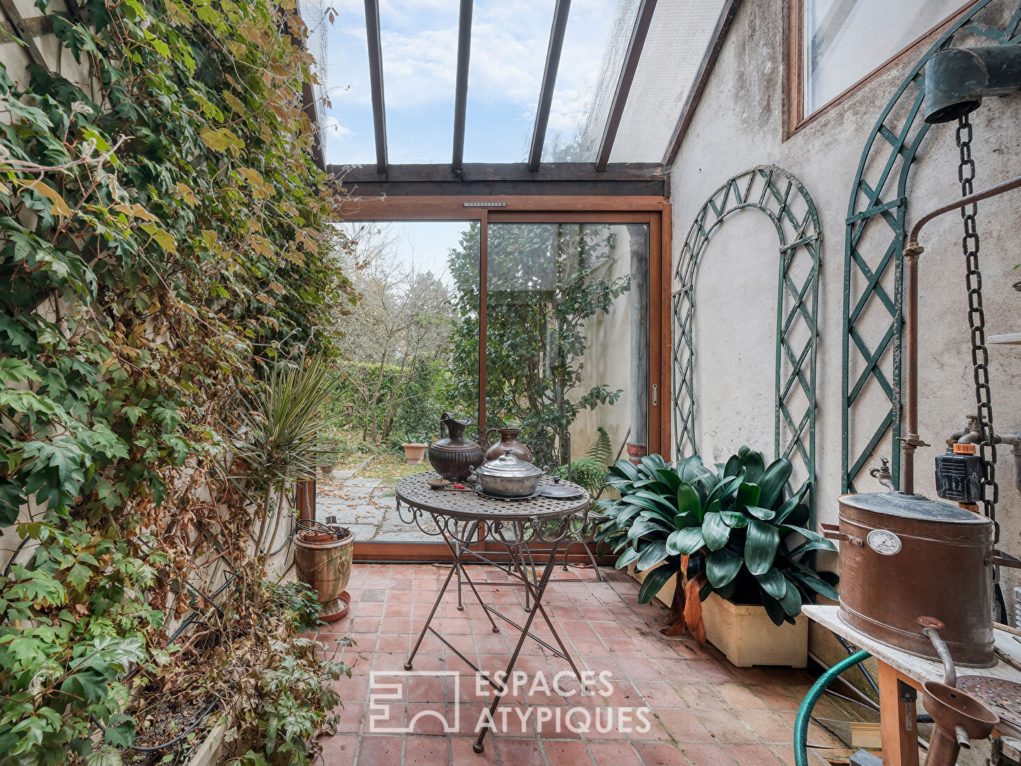 La maison d’architecte des années 70 et son parc paysager