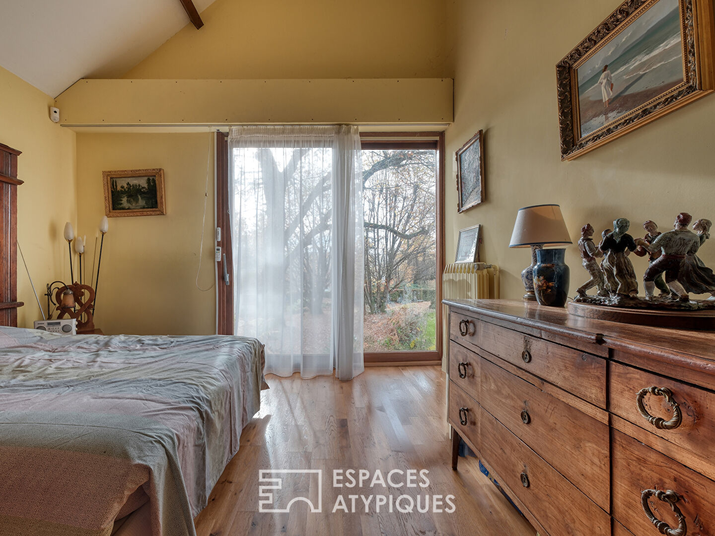 La maison d’architecte des années 70 et son parc paysager