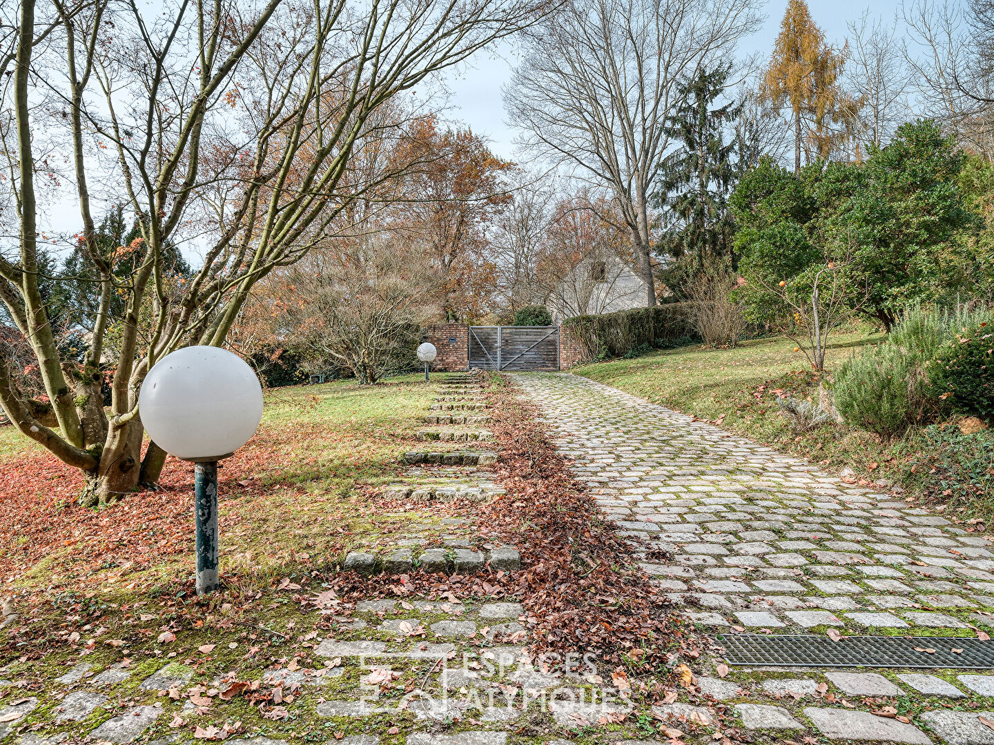 La maison d’architecte des années 70 et son parc paysager