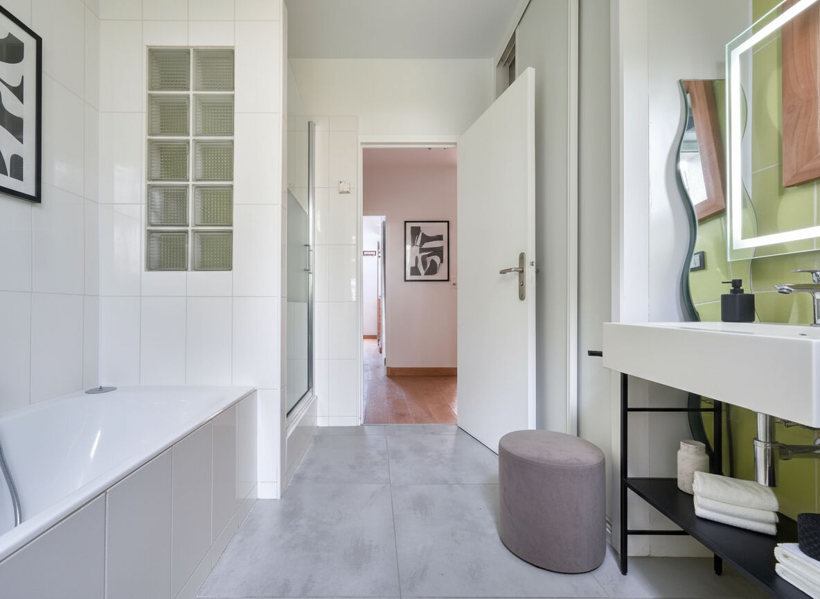 Maison rénovée avec piscine à proximité des commerces et de la gare.