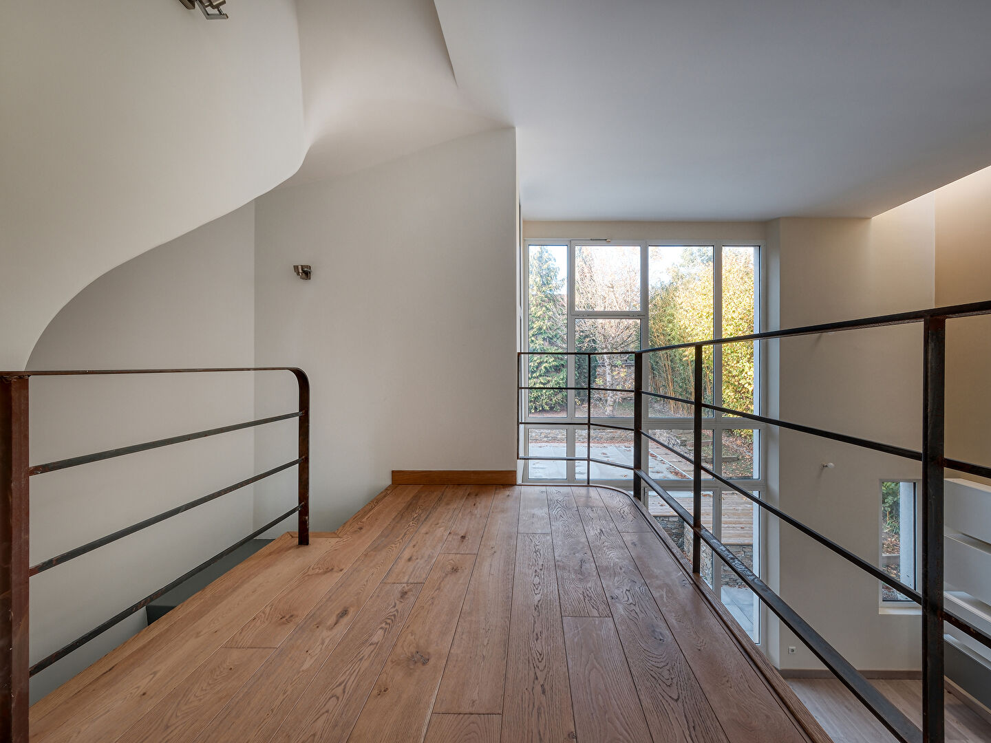 Maison rénovée avec piscine à proximité des commerces et de la gare.