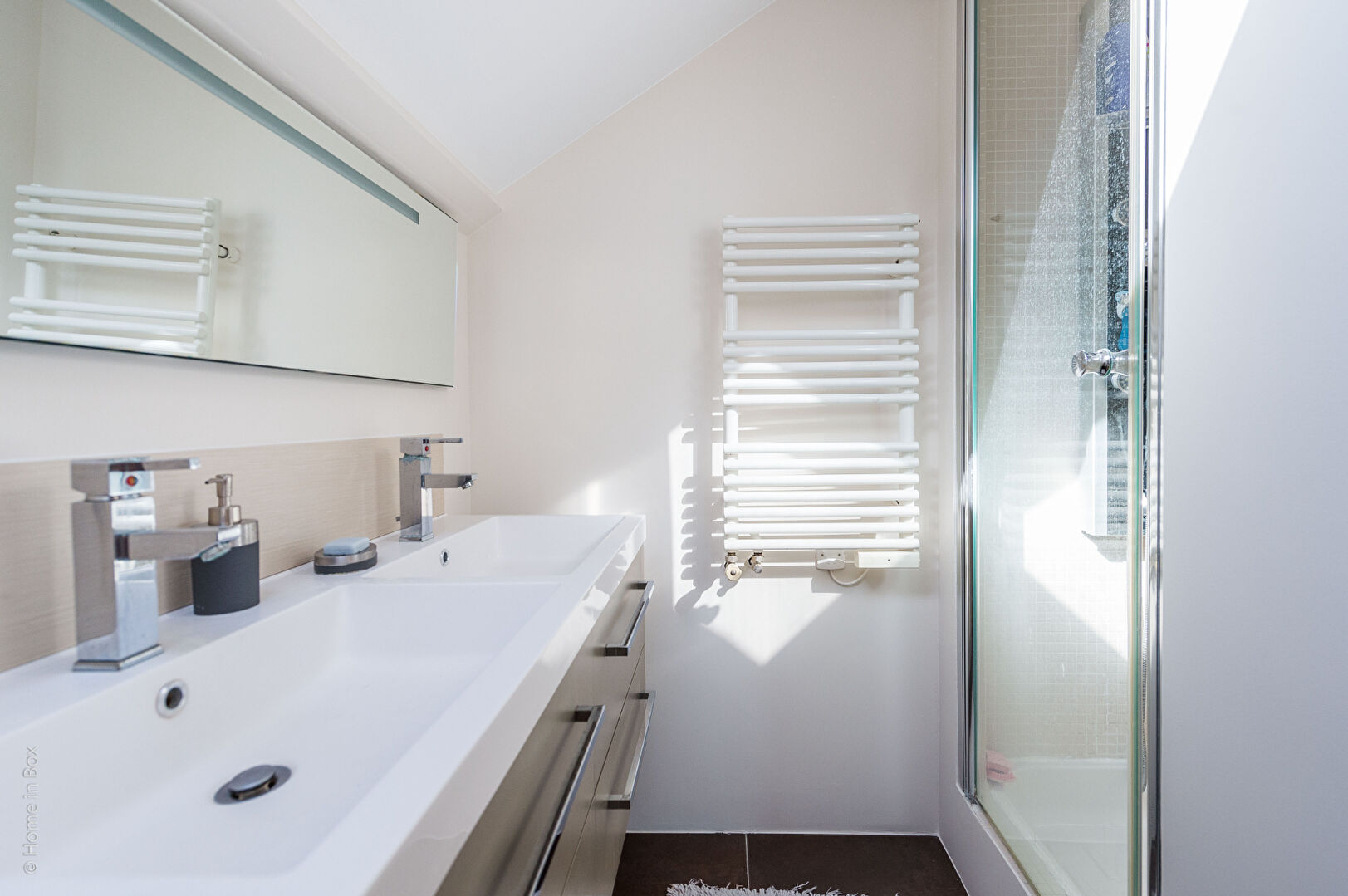 Maison rénovée avec piscine à proximité des commerces et de la gare.