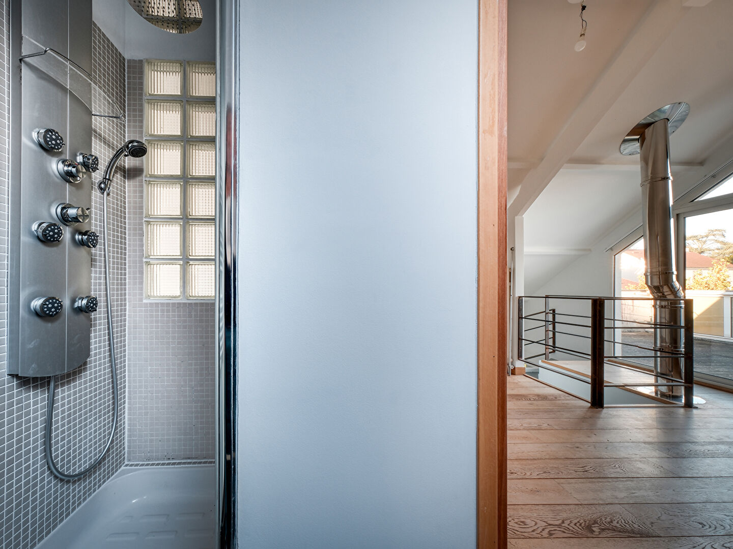 Maison rénovée avec piscine à proximité des commerces et de la gare.