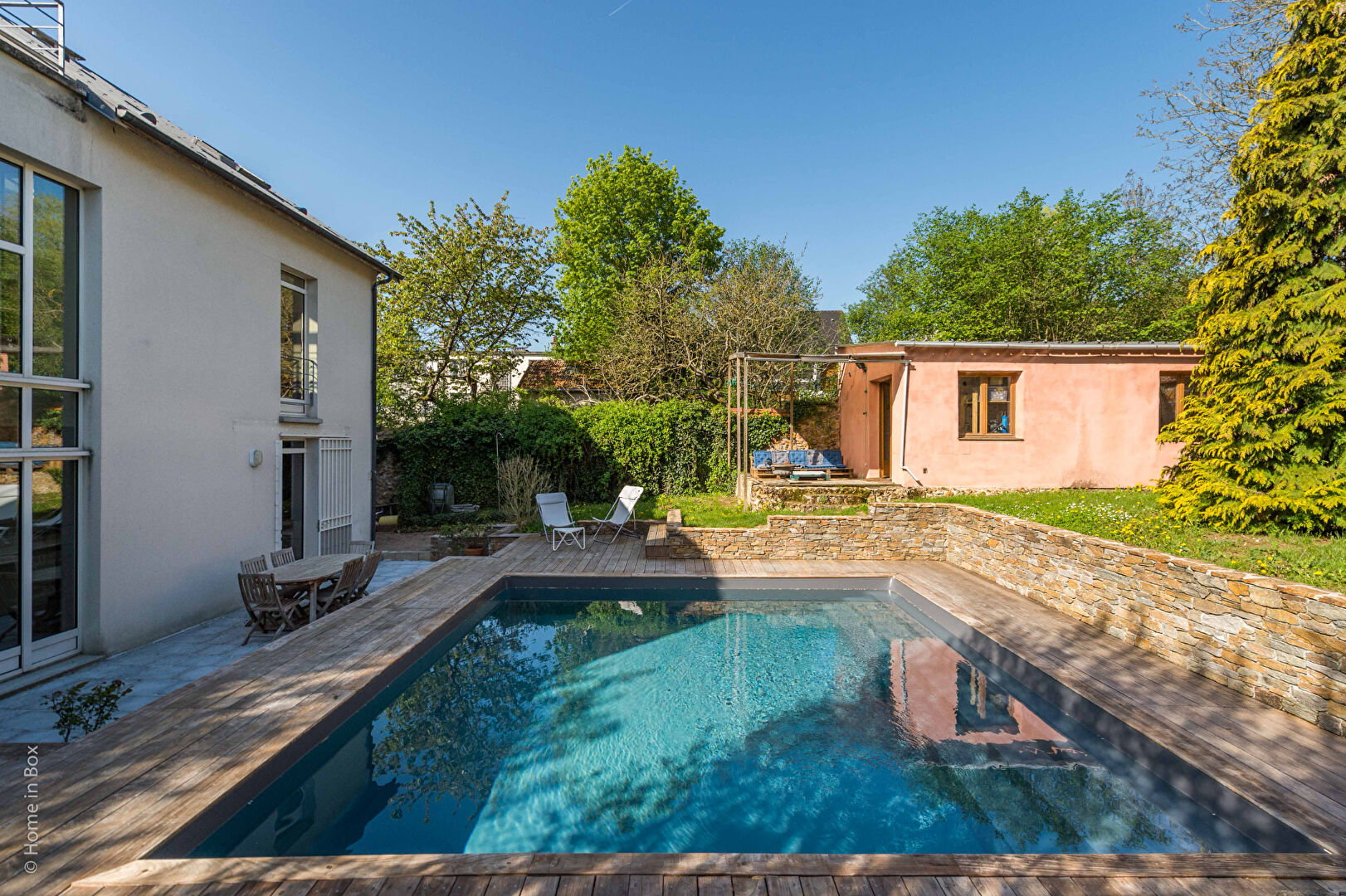 Maison rénovée avec piscine à proximité des commerces et de la gare.