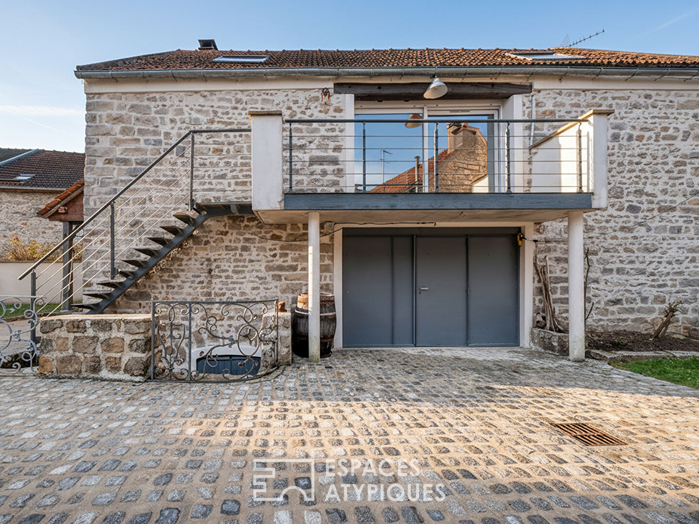 Grange rénovée à l’esprit contemporain et authentique