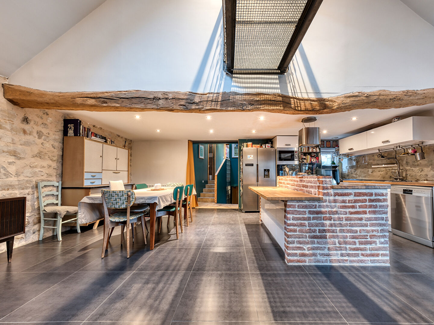 Grange rénovée à l’esprit contemporain et authentique