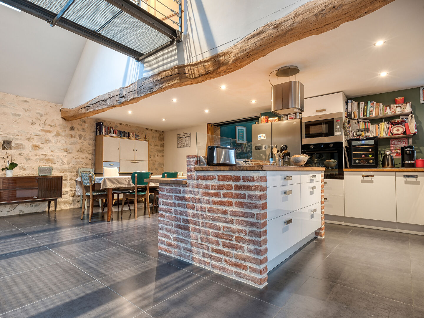 Grange rénovée à l’esprit contemporain et authentique