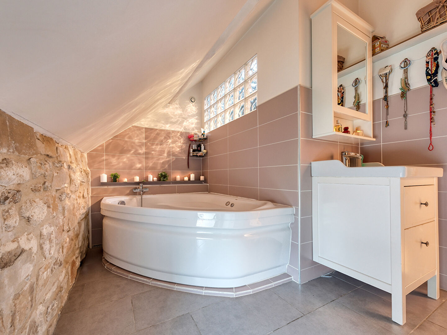 Grange rénovée à l’esprit contemporain et authentique