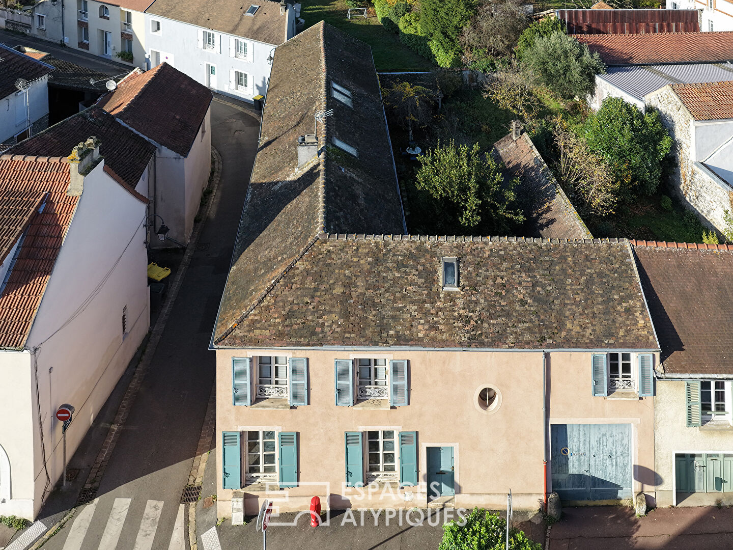 Maison de ville avec dépendances, atelier et jardin au coeur de Chilly-Mazarin