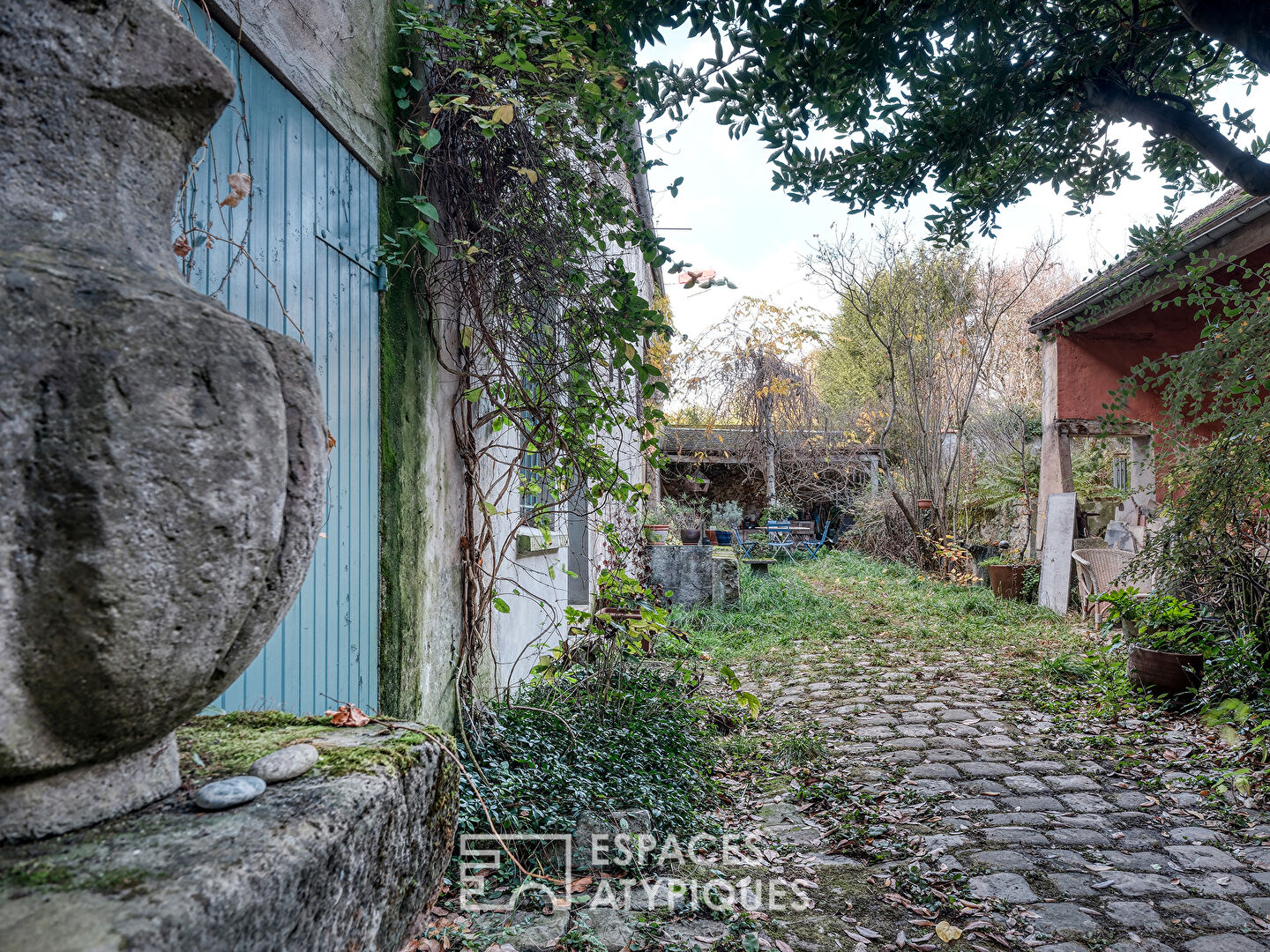 Maison de ville avec dépendances, atelier et jardin au coeur de Chilly-Mazarin