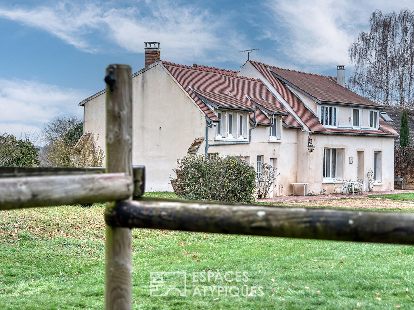 Propriété de charme avec box à chevaux et terrain de tennis