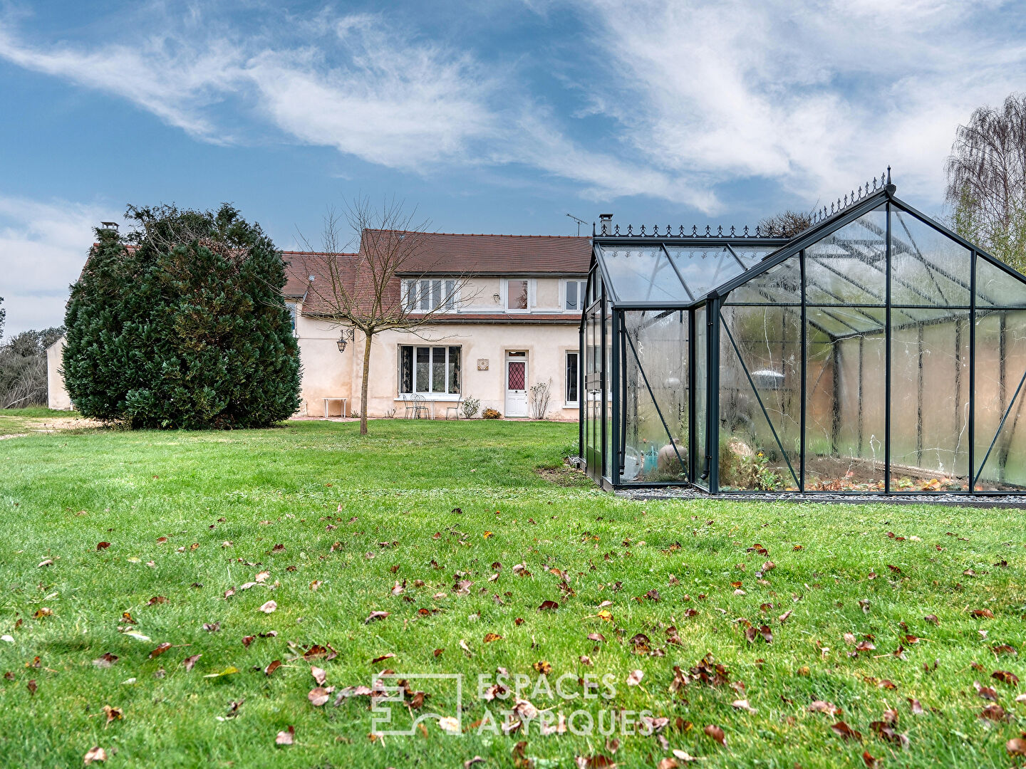 Propriété de charme avec box à chevaux et terrain de tennis