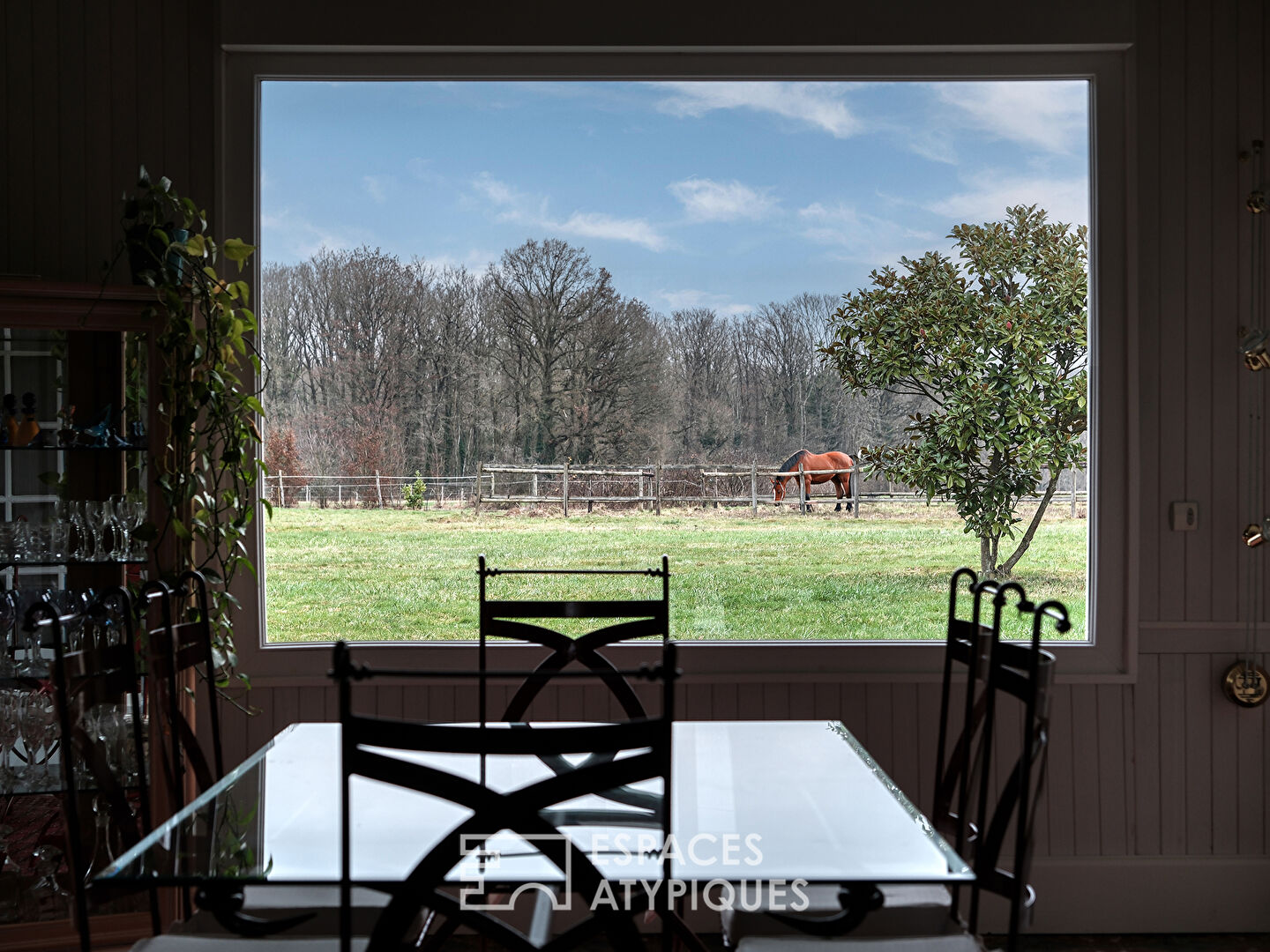 Propriété de charme avec box à chevaux et terrain de tennis