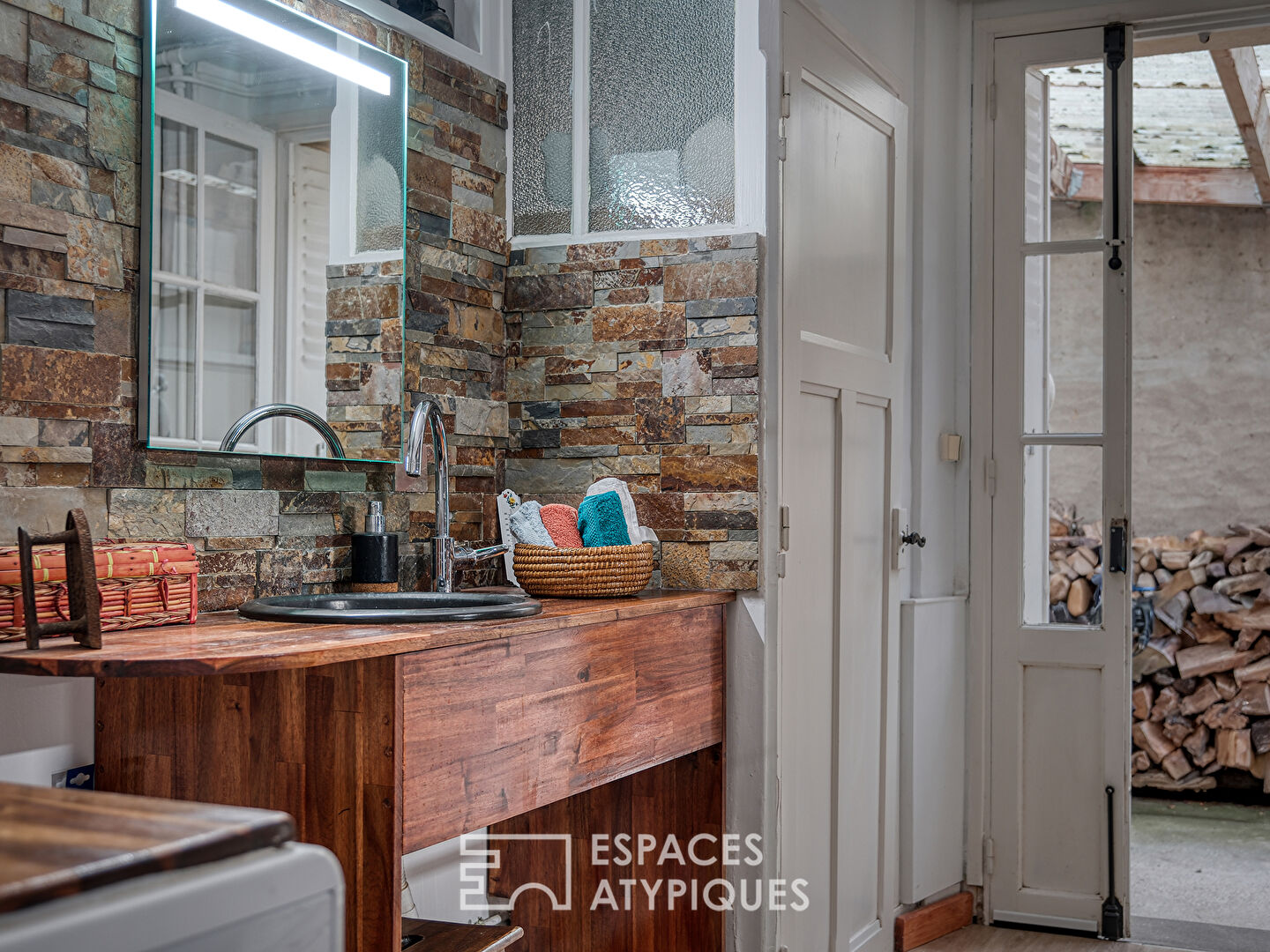 Propriété de charme avec box à chevaux et terrain de tennis