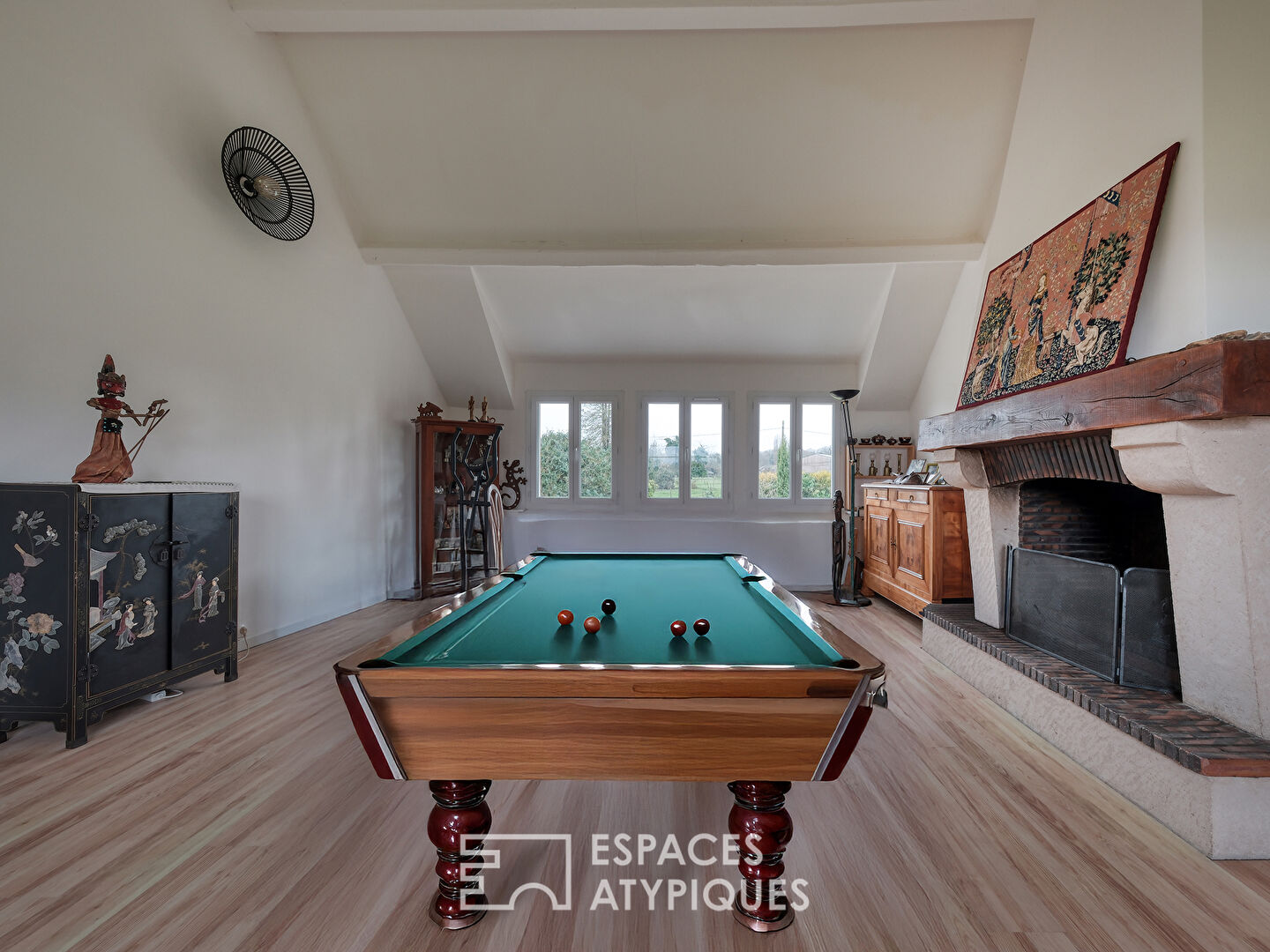 Propriété de charme avec box à chevaux et terrain de tennis