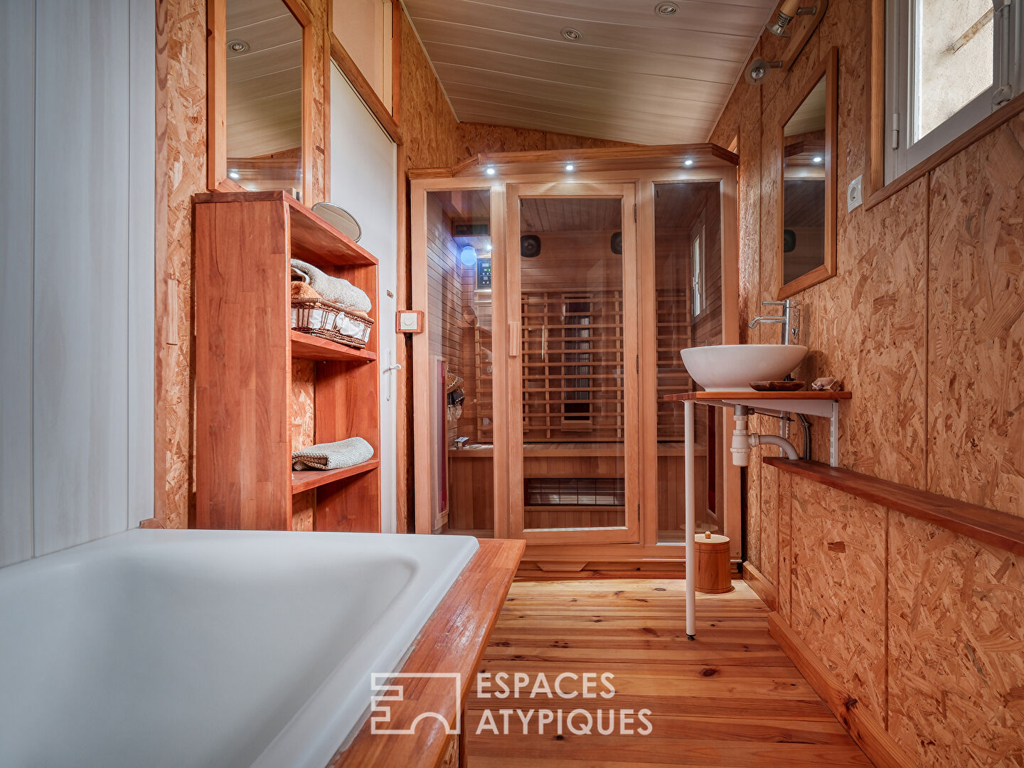 Propriété de charme avec box à chevaux et terrain de tennis