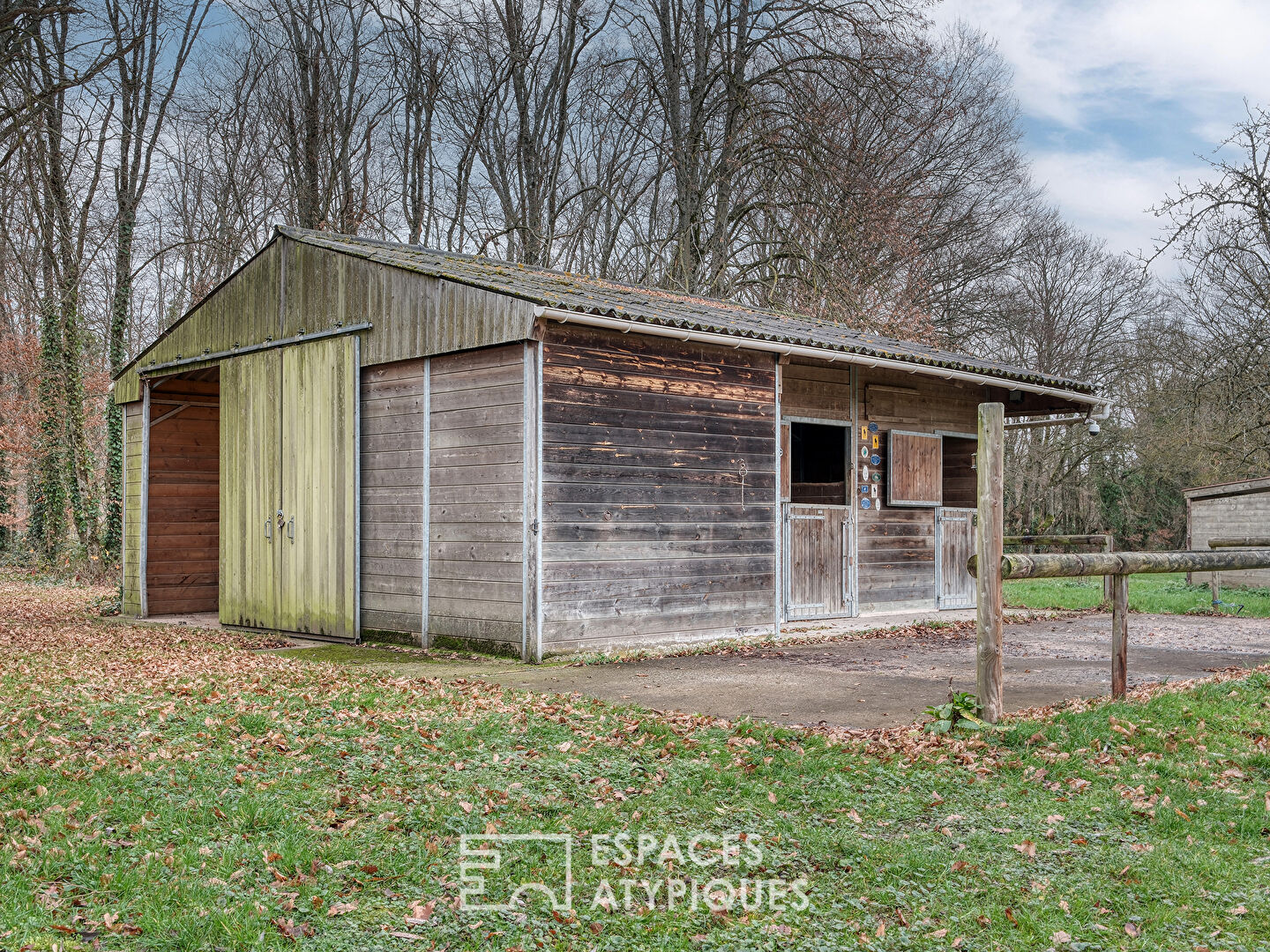Propriété de charme avec box à chevaux et terrain de tennis