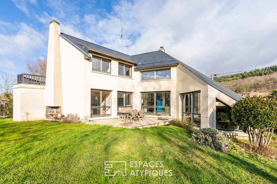 La maison à l'architecture atypique avec jardin