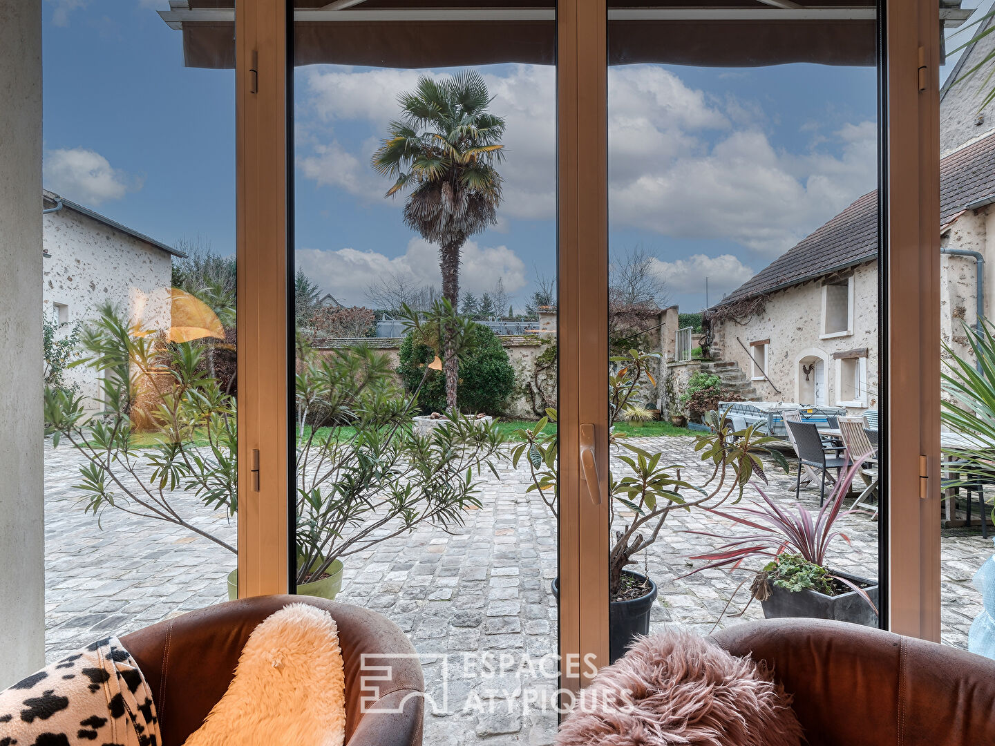Le corps de ferme rénové avec jardin sans vis-à-vis