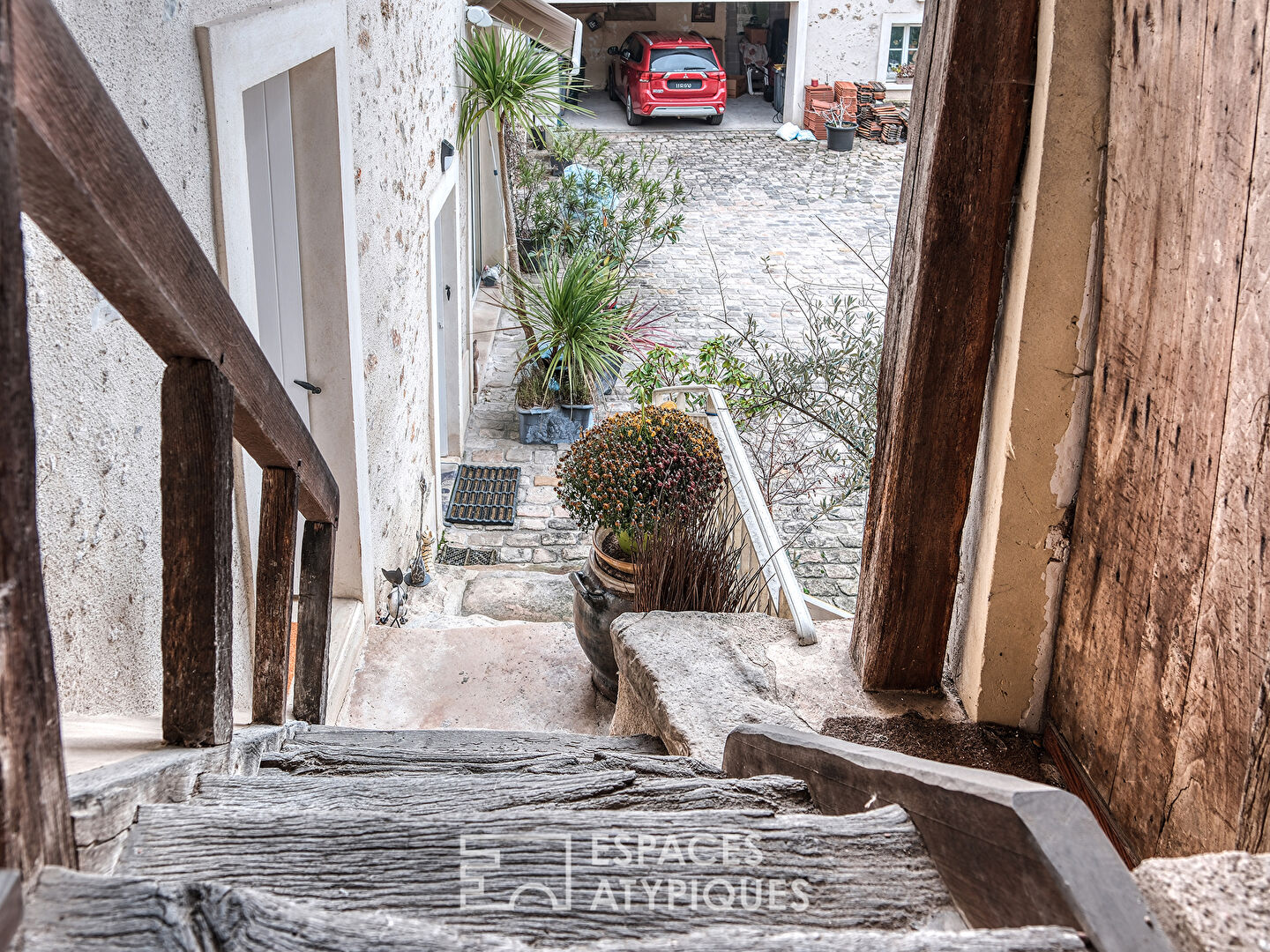 Le corps de ferme rénové avec jardin sans vis-à-vis