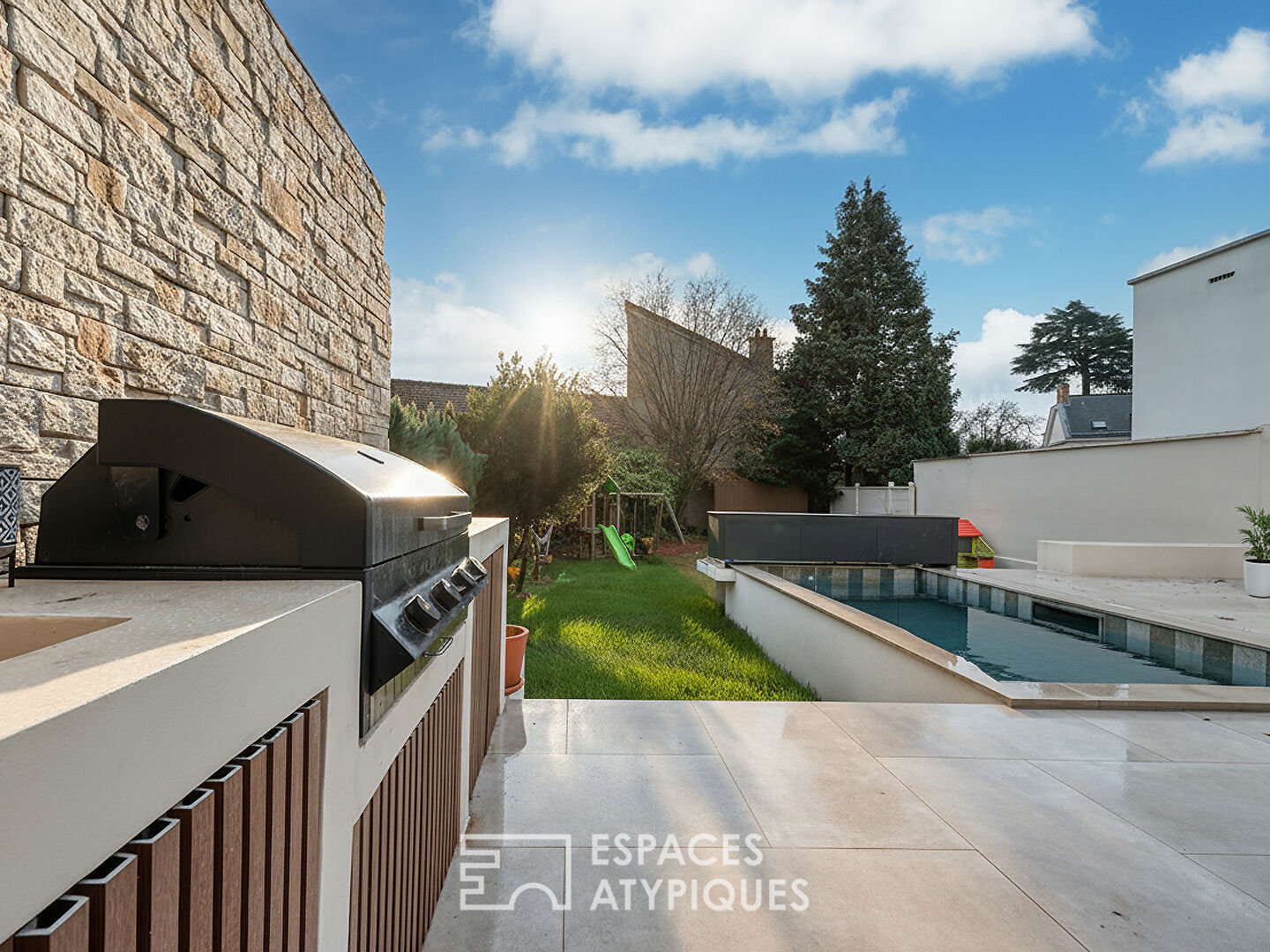 La maison d&rsquo;architecte rénovée avec piscine dans le centre historique de Savigny-sur-Orge