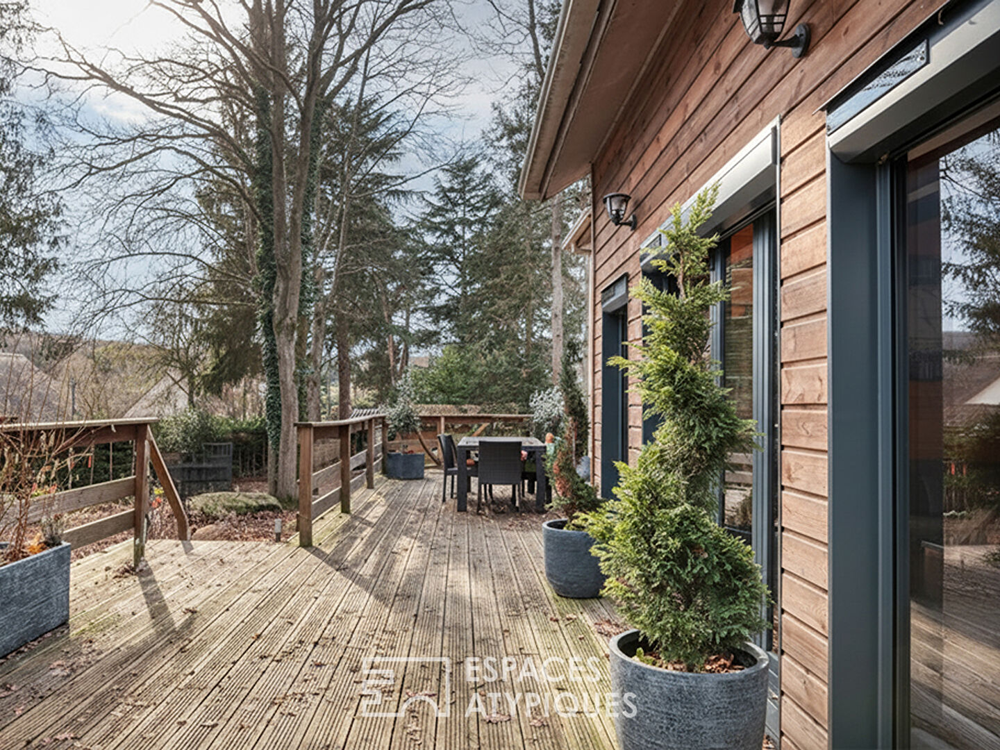 Maison familiale en bois au coeur d&rsquo;un environnement naturel.