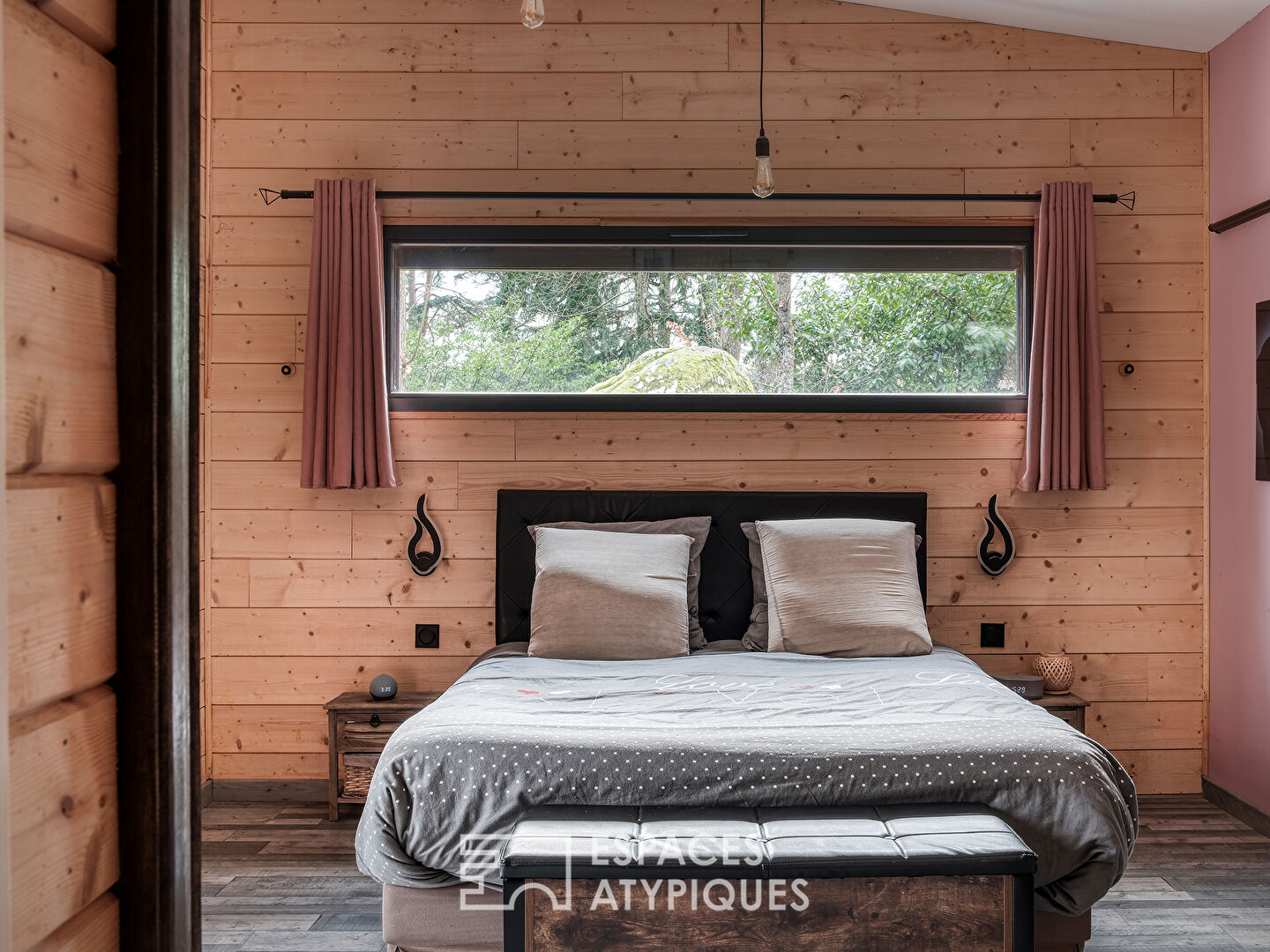 Maison familiale en bois au coeur d&rsquo;un environnement naturel.