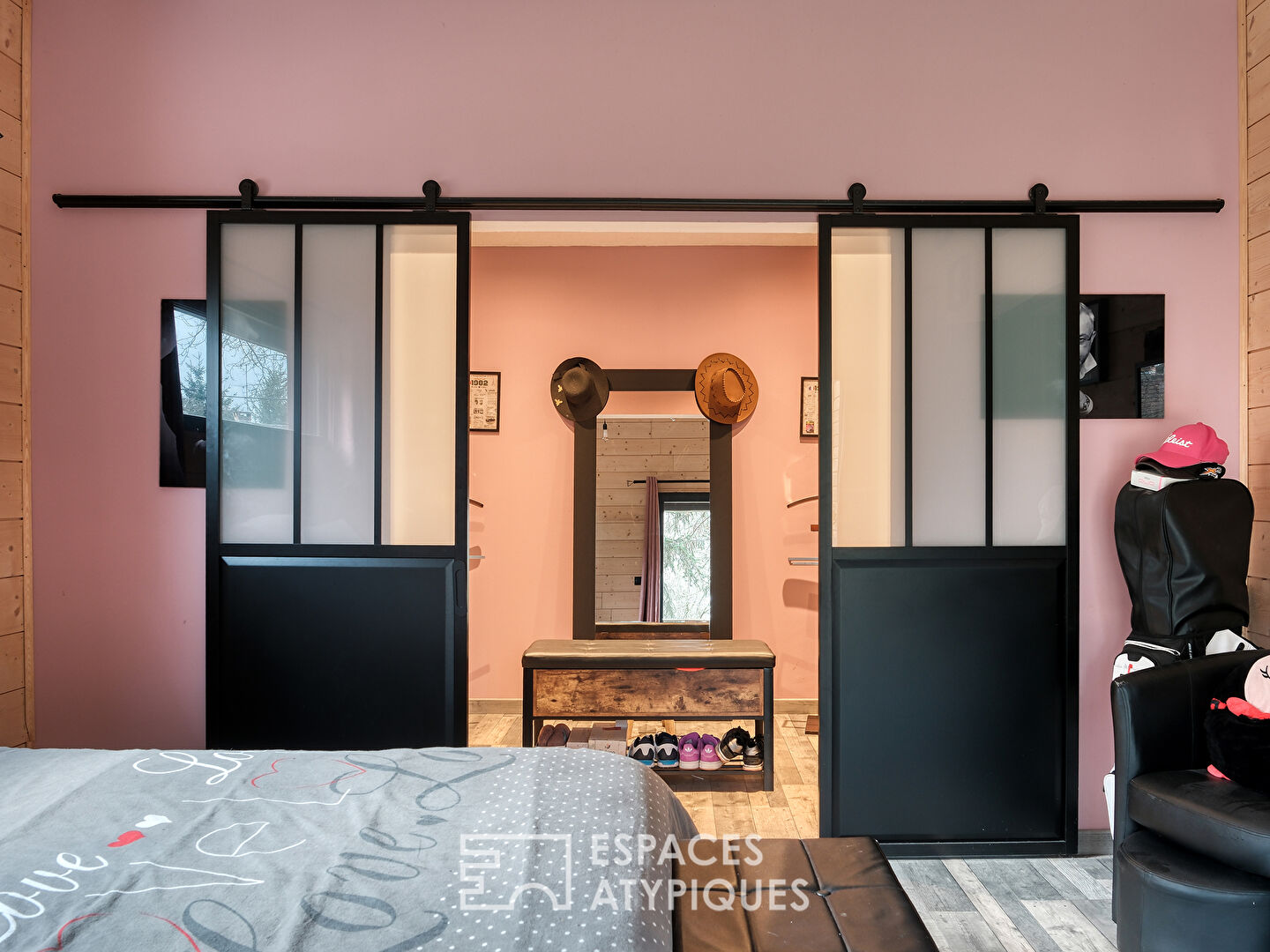 Maison familiale en bois au coeur d&rsquo;un environnement naturel.