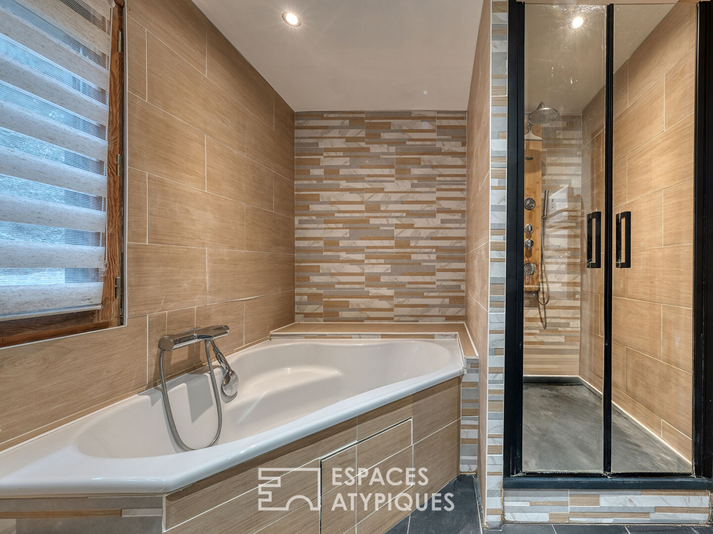 Maison familiale en bois au coeur d&rsquo;un environnement naturel.