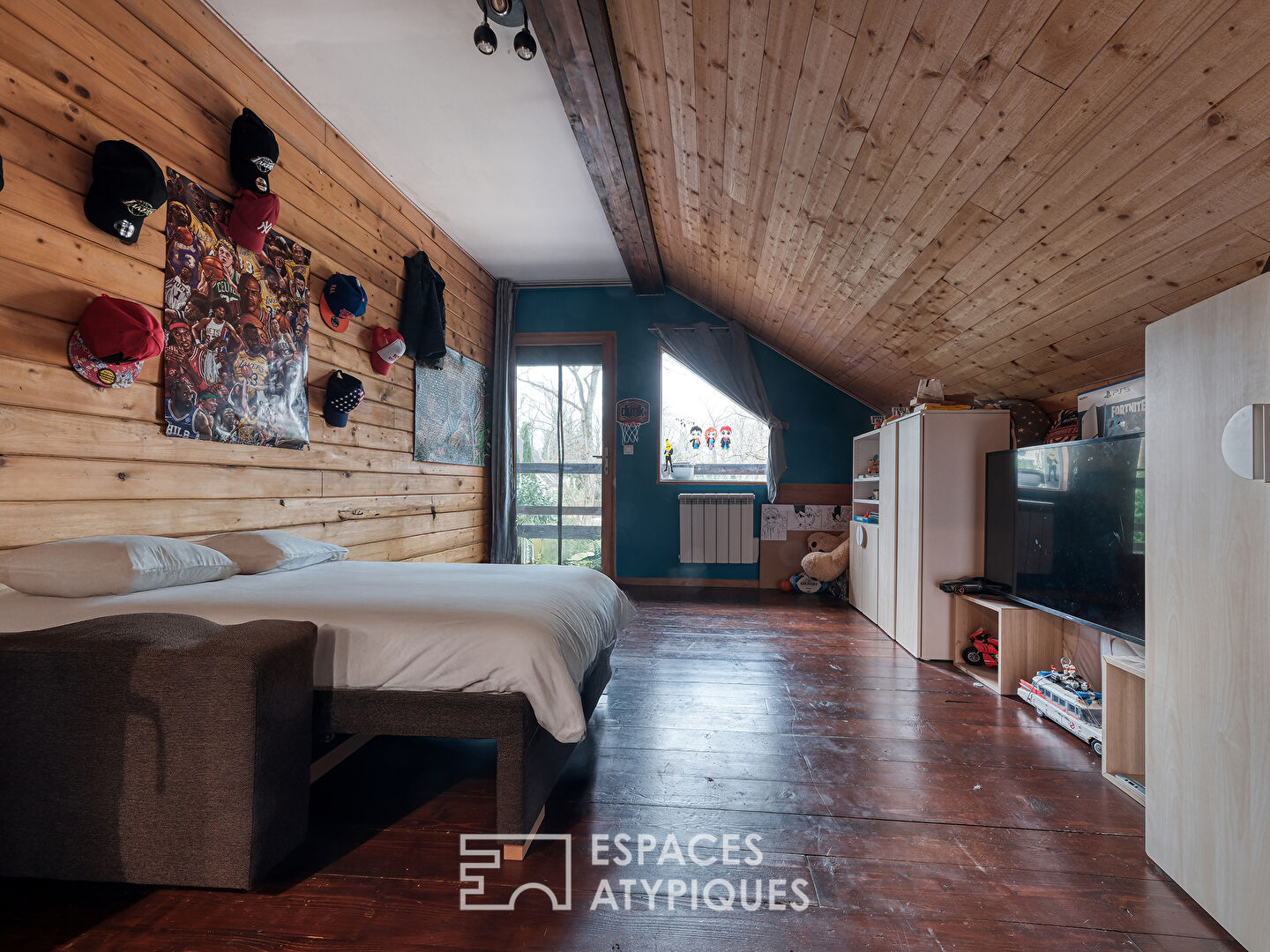 Maison familiale en bois au coeur d&rsquo;un environnement naturel.