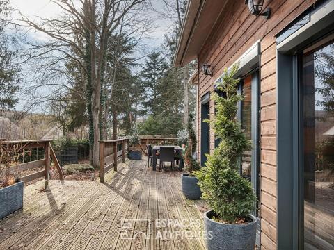 Maison familiale en bois au coeur d&rsquo;un environnement boisé.