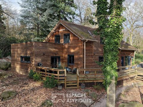 Maison familiale en bois au coeur d’un environnement boisé.